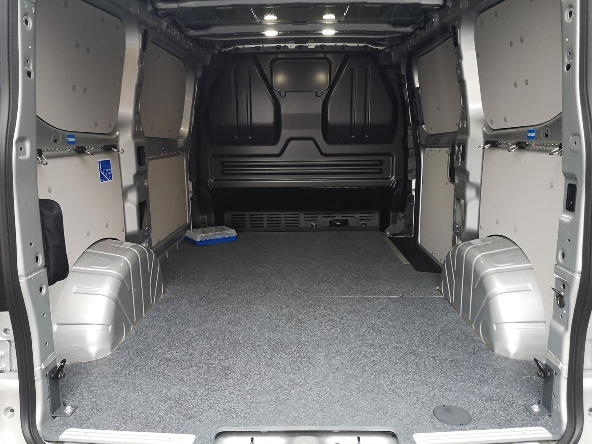 VW T7 BEV 100 kW RWD KR (2026) - Photo 8