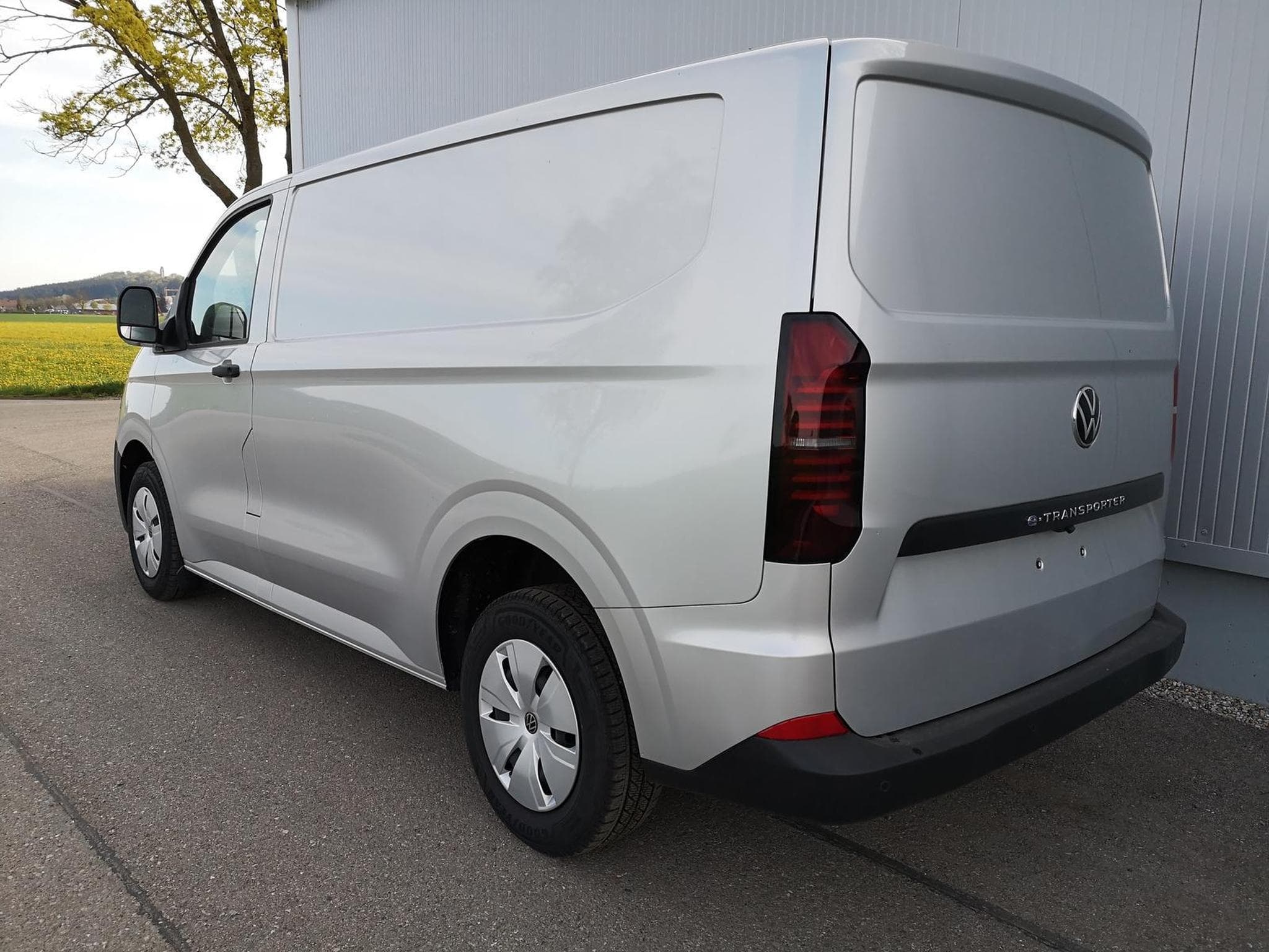 VW T7 BEV 100 kW RWD KR (2026) - Photo 2