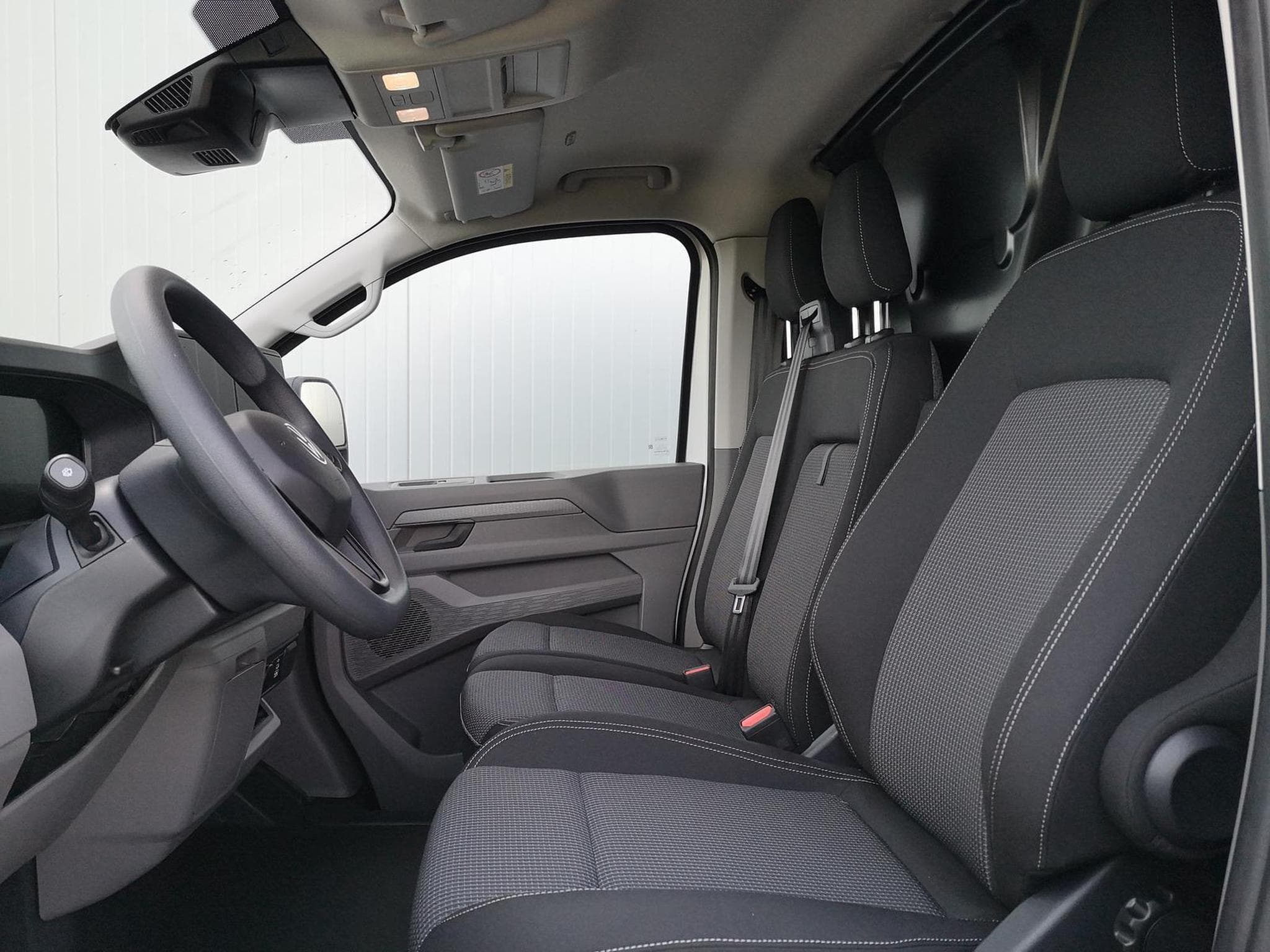 VW T7 BEV 100 kW RWD KR (2026) - Photo 7