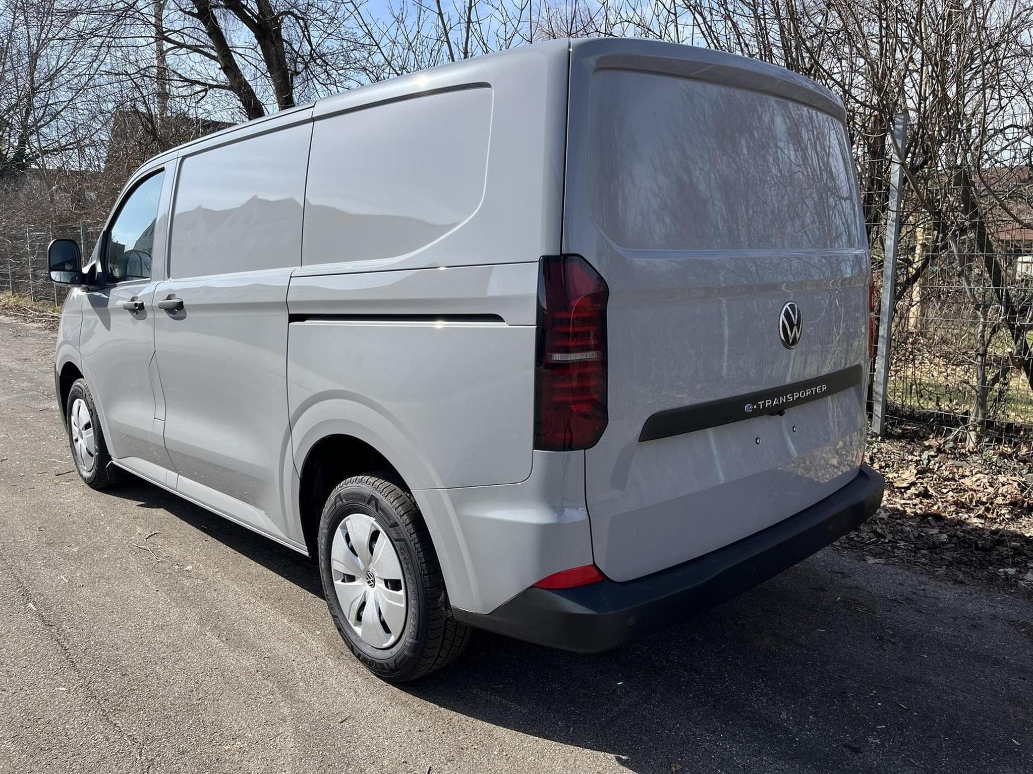 VW T7 BEV 100 kW RWD KR (2026) - Photo 2