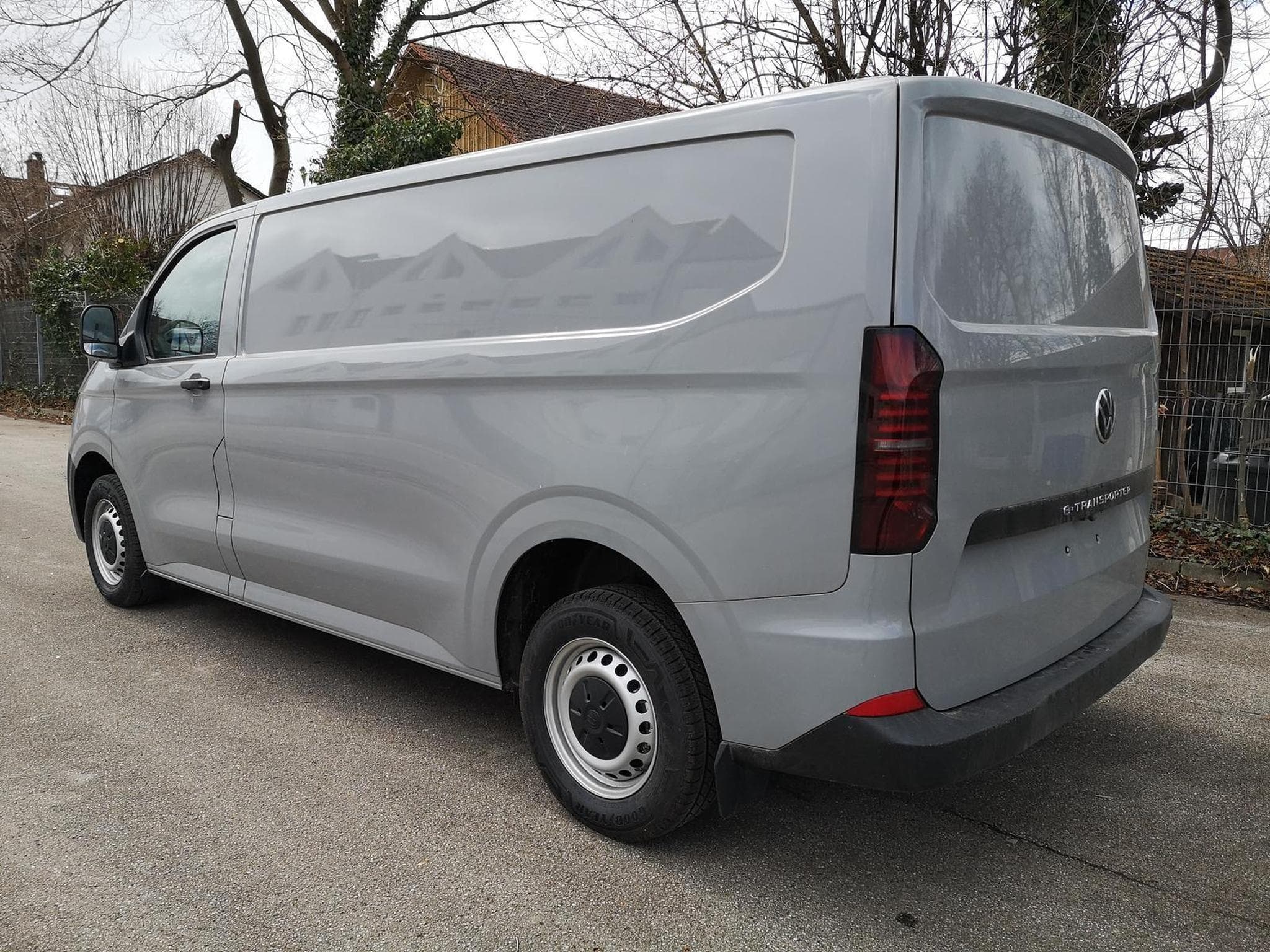 VW T7 BEV 100 kW RWD LR (2026) - Photo 2
