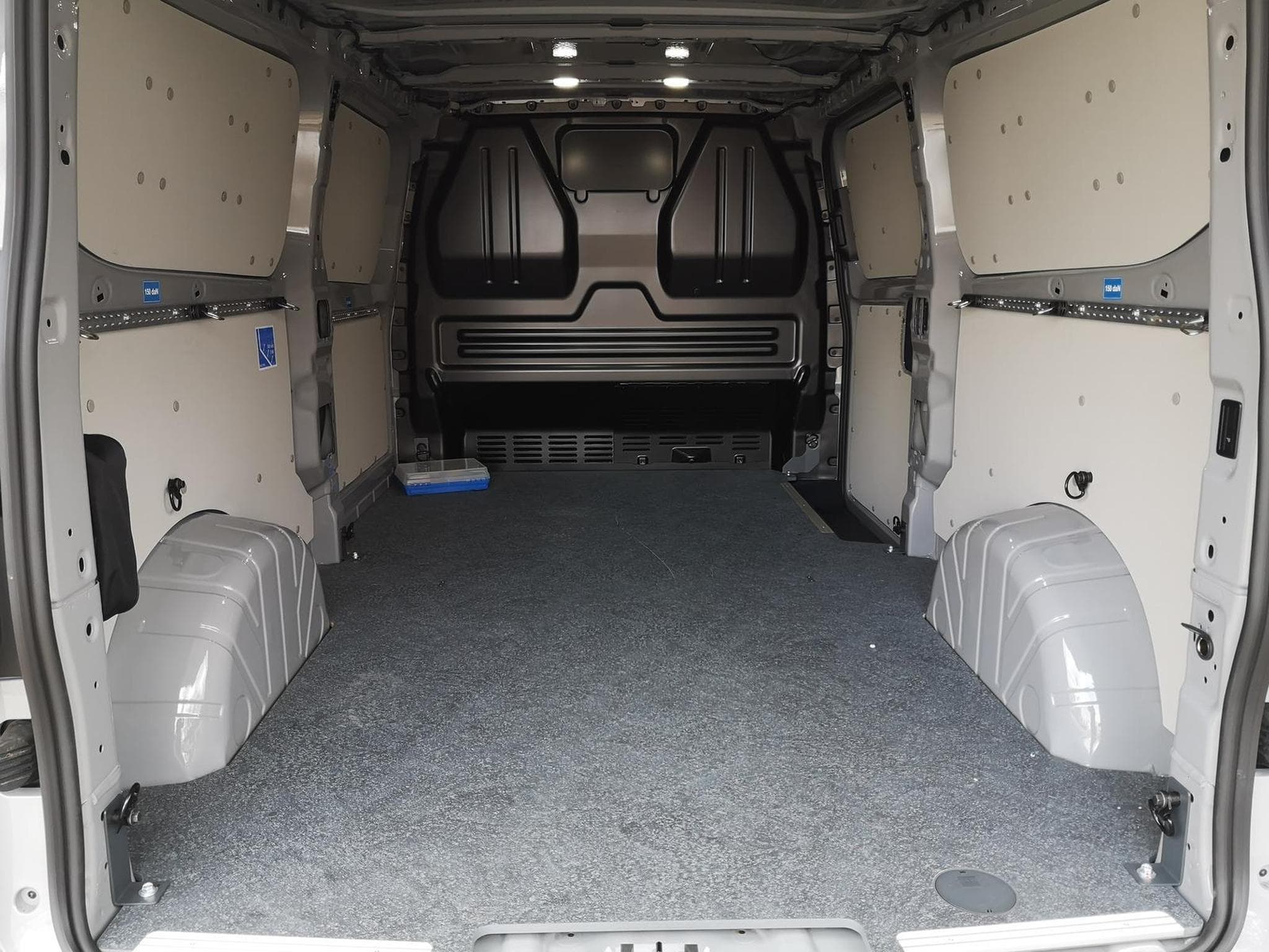 VW T7 BEV 100 kW RWD LR (2026) - Photo 8