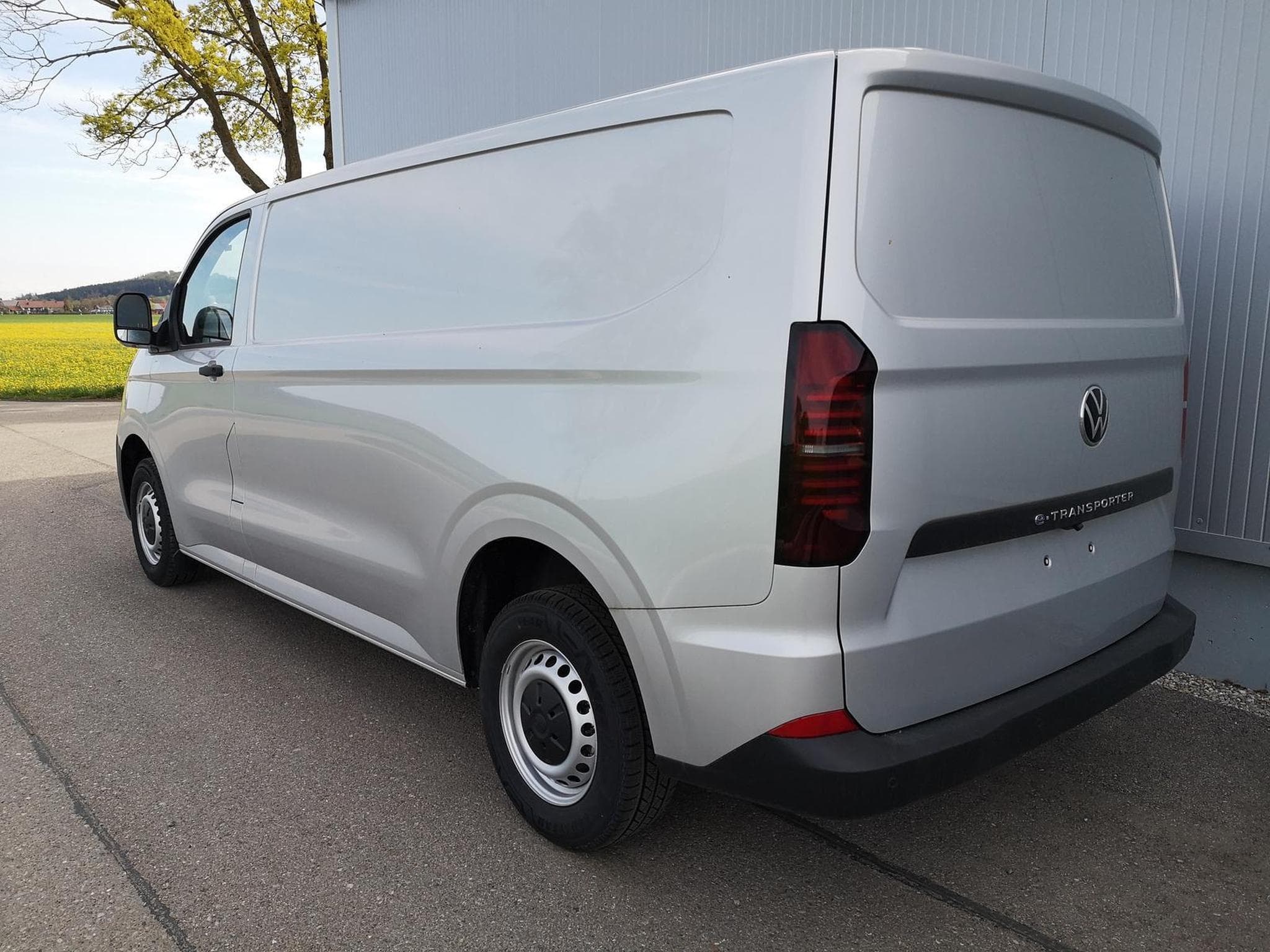VW T7 BEV 100 kW RWD LR (2026) - Photo 2
