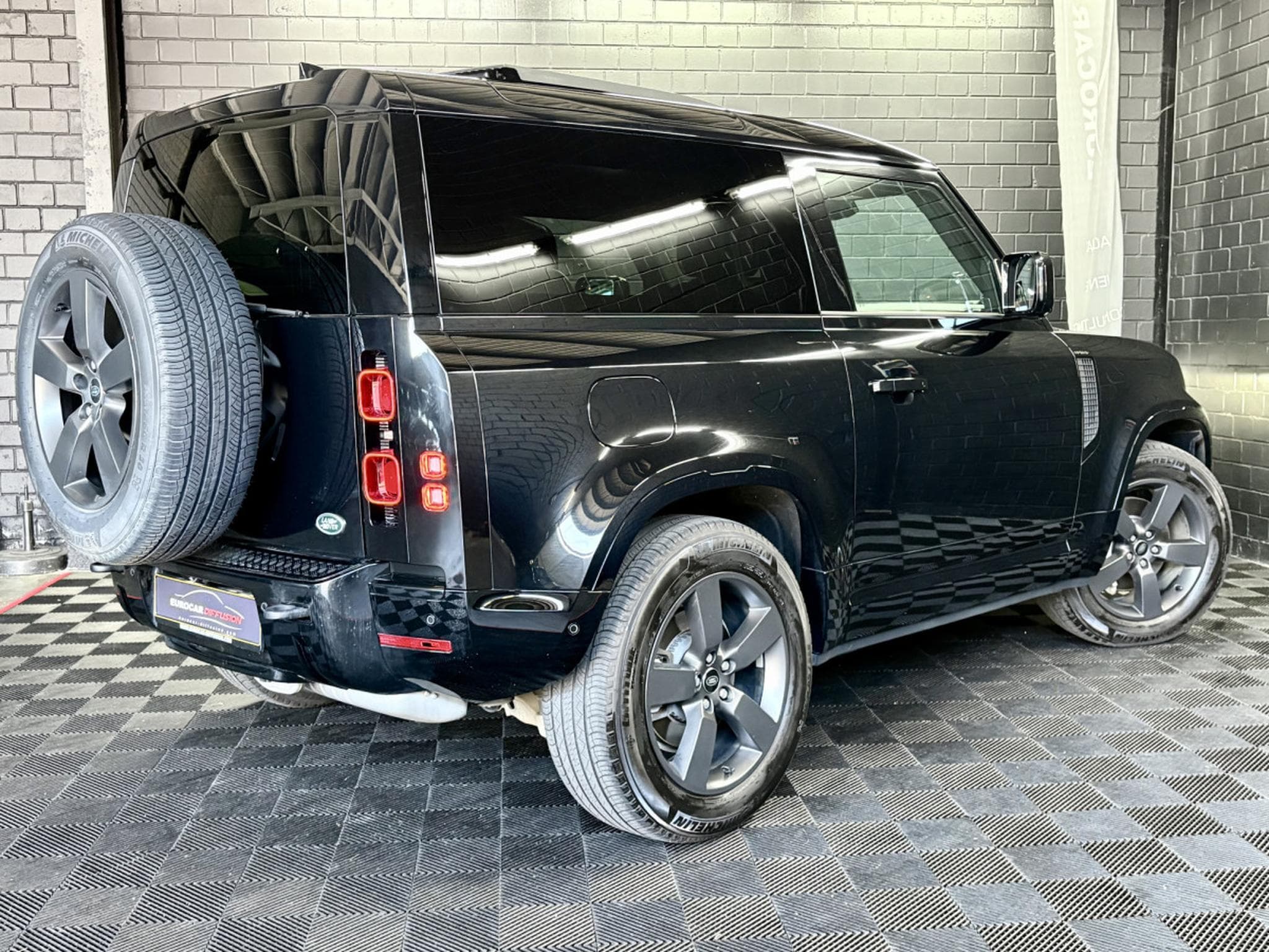 Land-Rover Defender 90 D300 X-Dynamic HSE (2023) - Photo 6