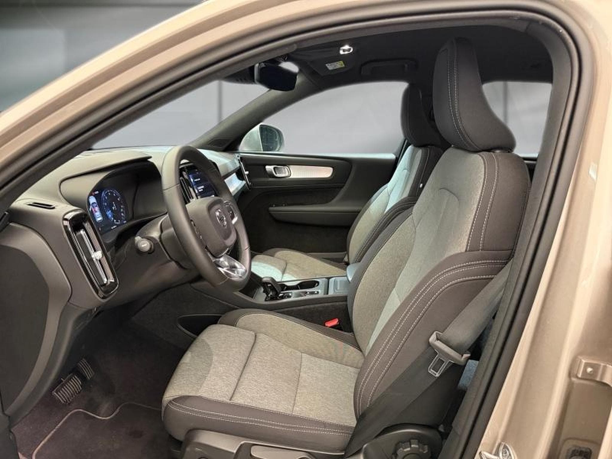 Volvo XC40 -21% T2 129ch Essential Geartronic 8 (2024) - Photo 10