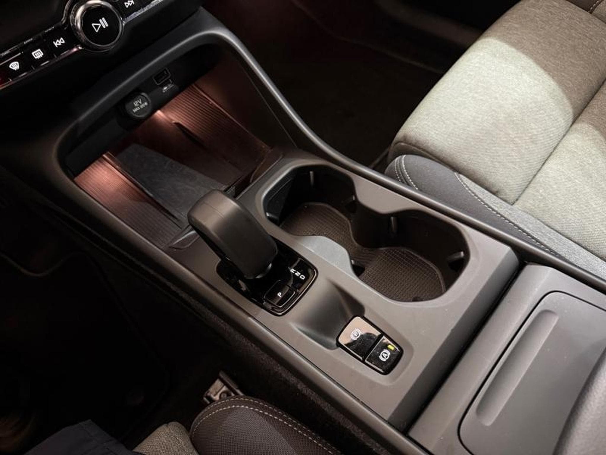 Volvo XC40 -21% T2 129ch Essential Geartronic 8 (2024) - Photo 14