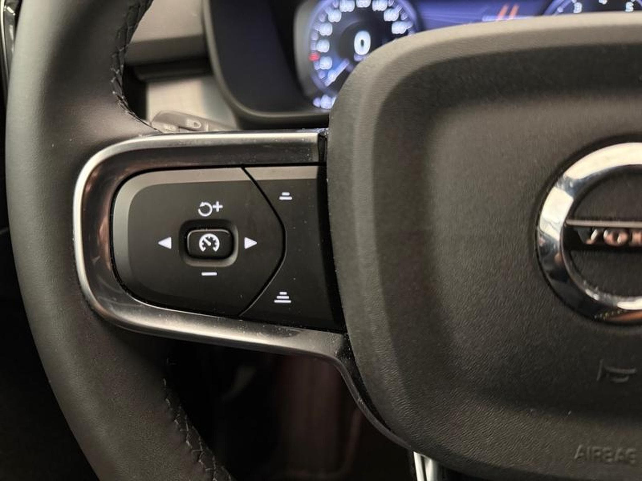 Volvo XC40 -21% T2 129ch Essential Geartronic 8 (2024) - Photo 16