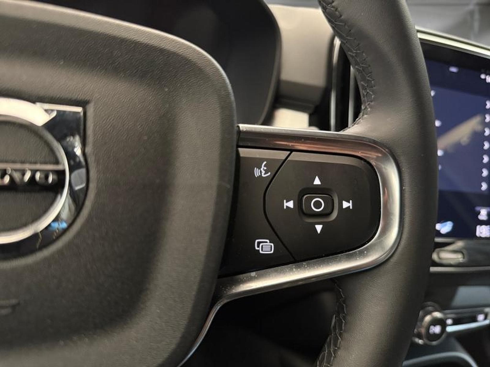 Volvo XC40 -21% T2 129ch Essential Geartronic 8 (2024) - Photo 17