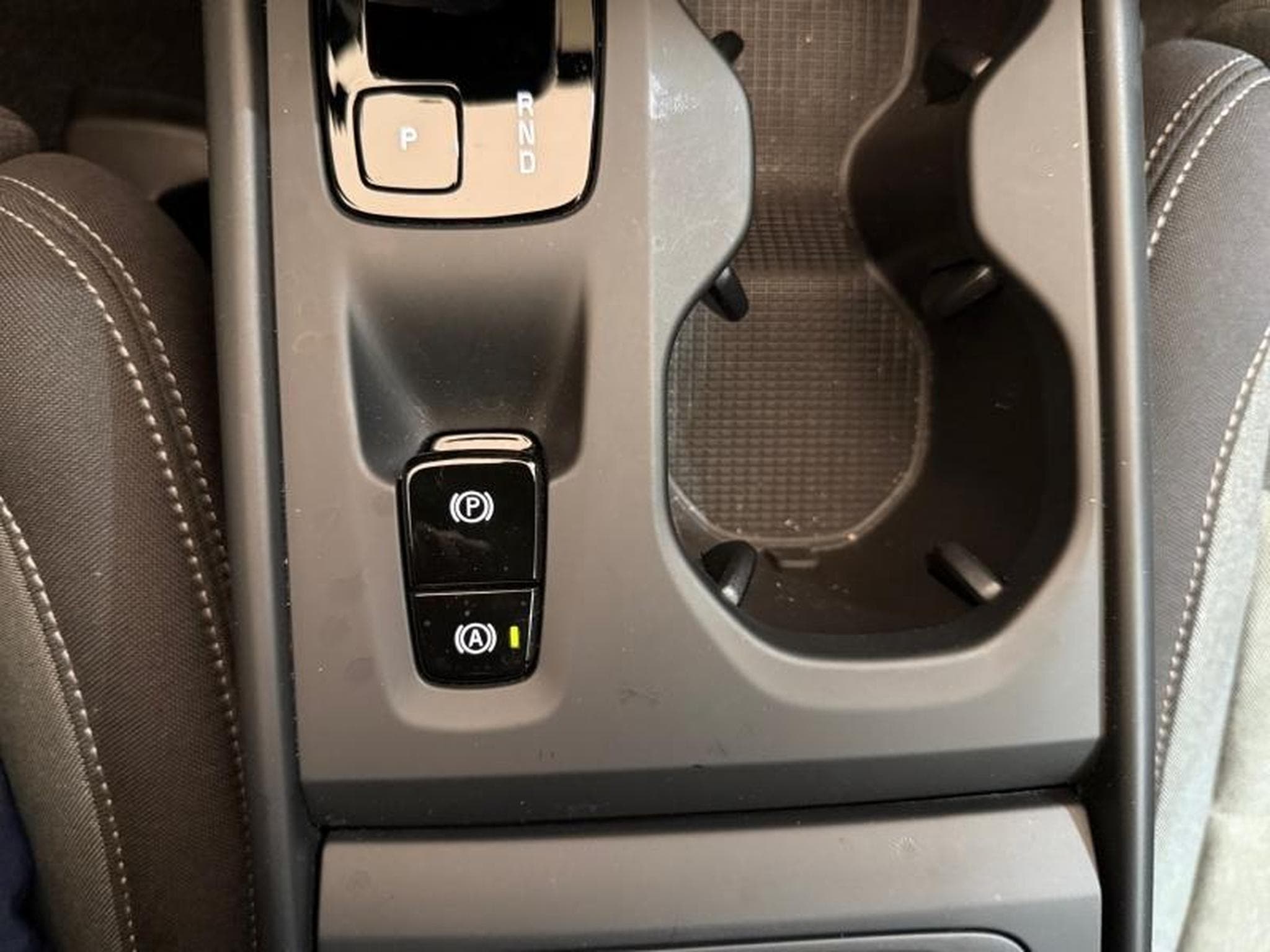 Volvo XC40 -21% T2 129ch Essential Geartronic 8 (2024) - Photo 19