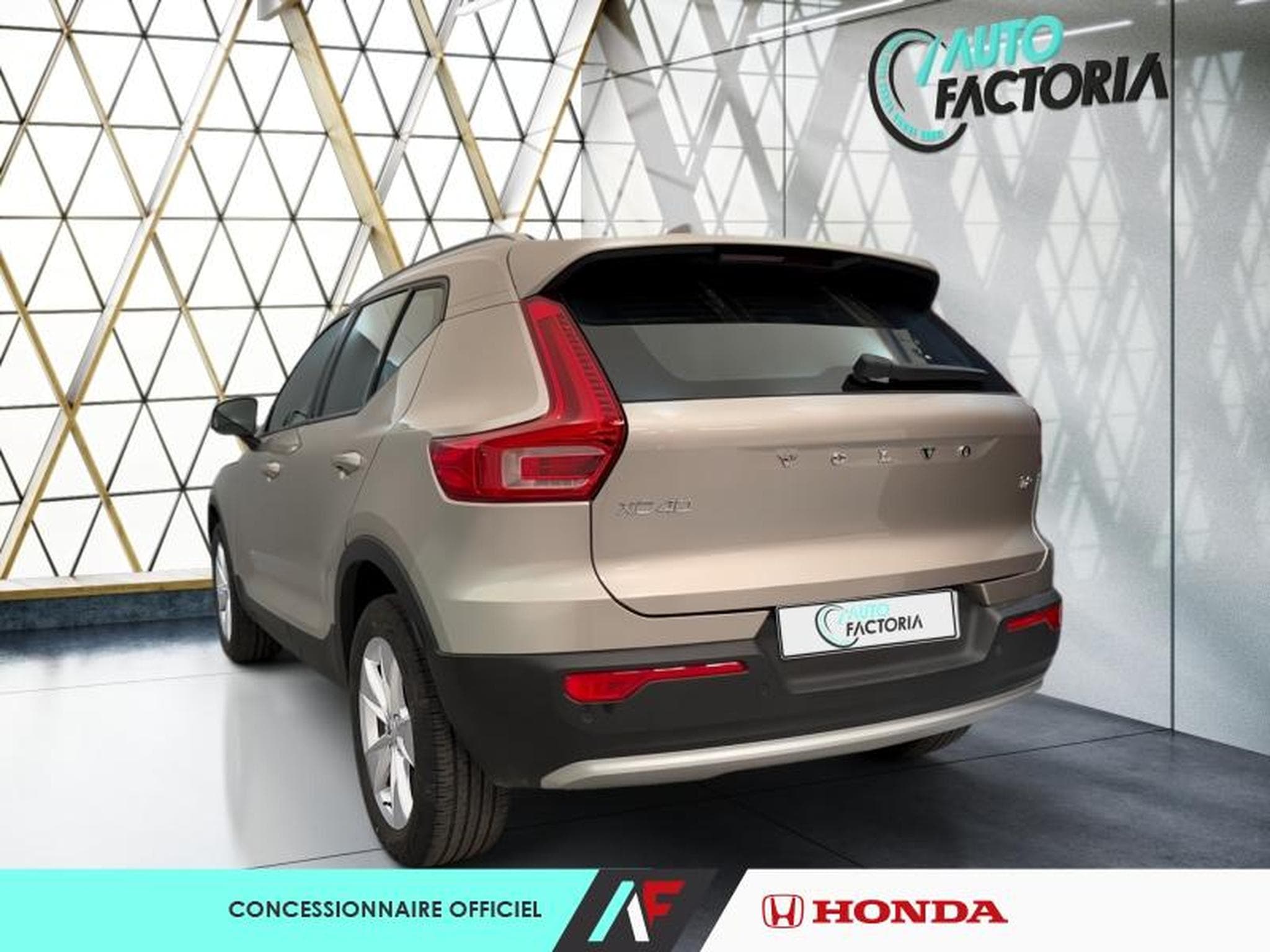 Volvo XC40 -21% T2 129ch Essential Geartronic 8 (2024) - Photo 2
