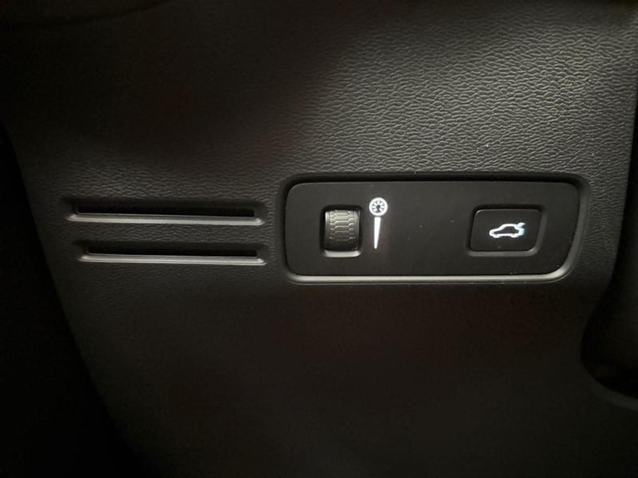 Volvo XC40 -21% T2 129ch Essential Geartronic 8 (2024) - Photo 23