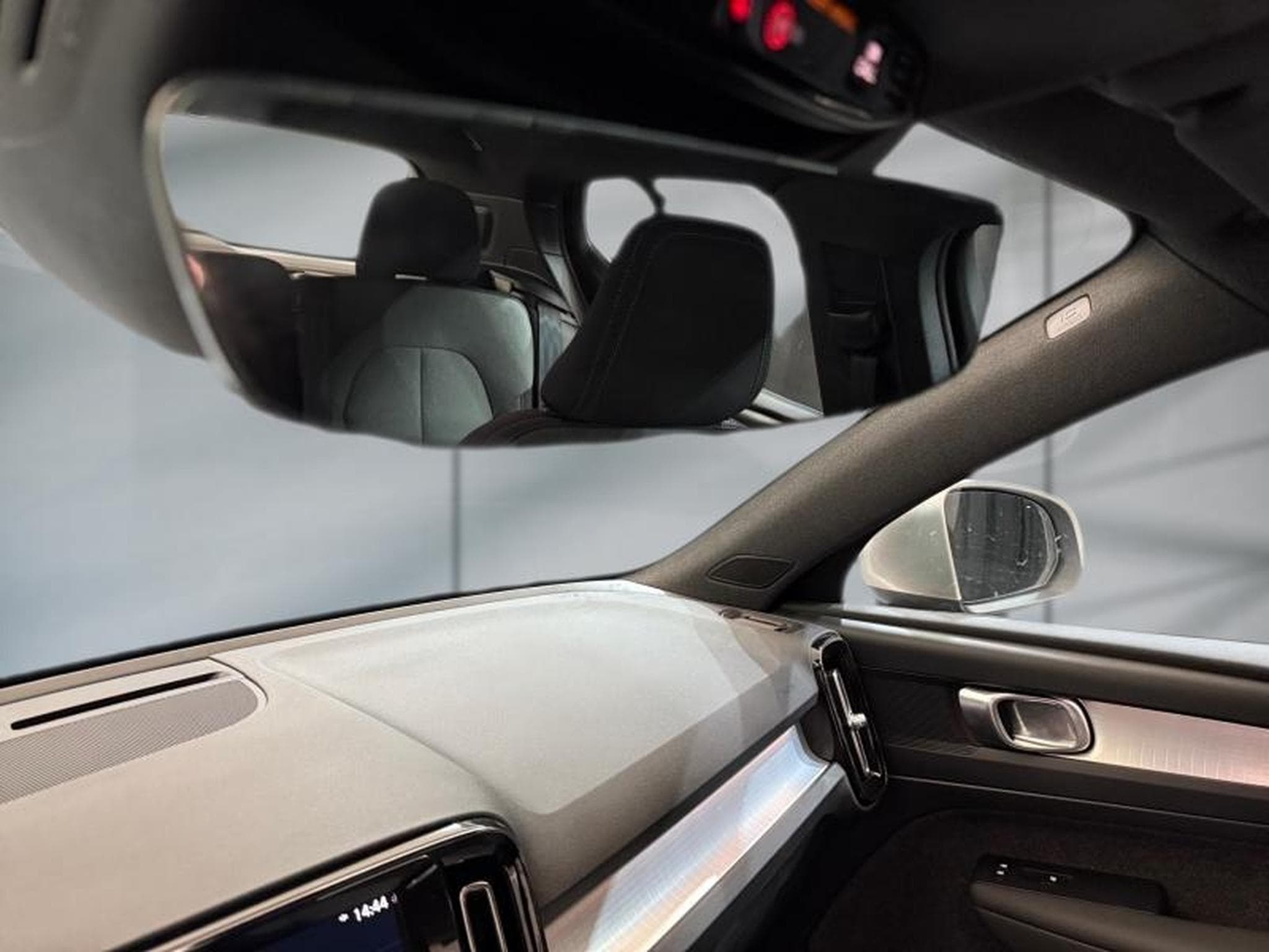 Volvo XC40 -21% T2 129ch Essential Geartronic 8 (2024) - Photo 24