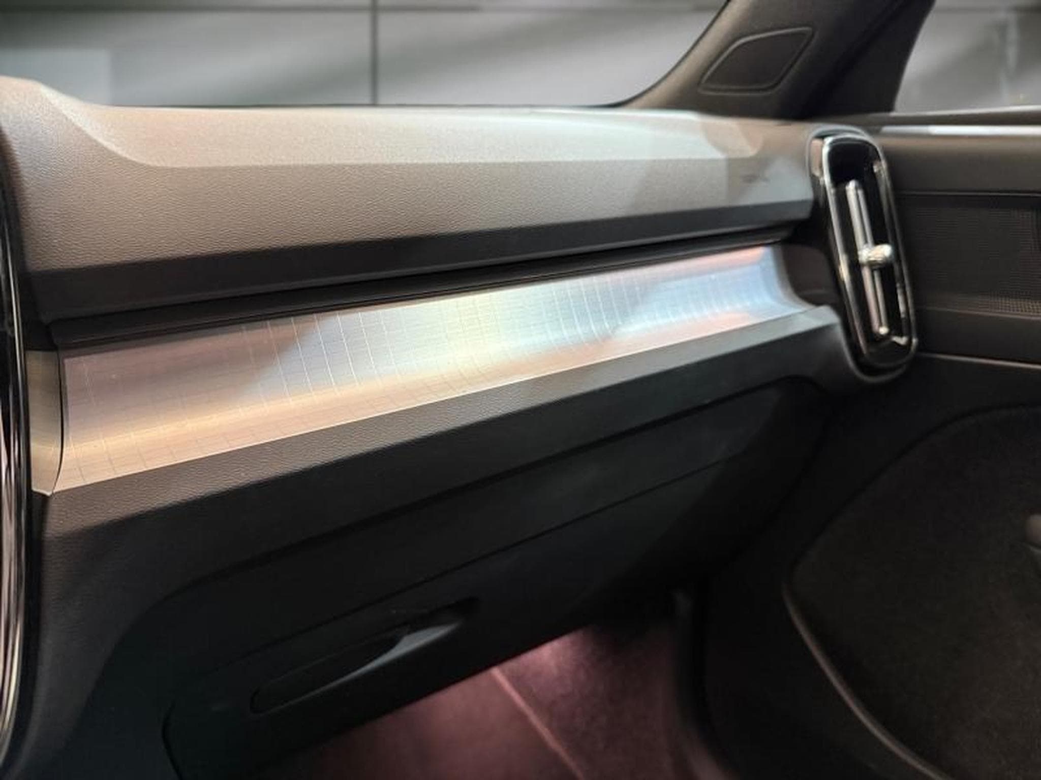 Volvo XC40 -21% T2 129ch Essential Geartronic 8 (2024) - Photo 25