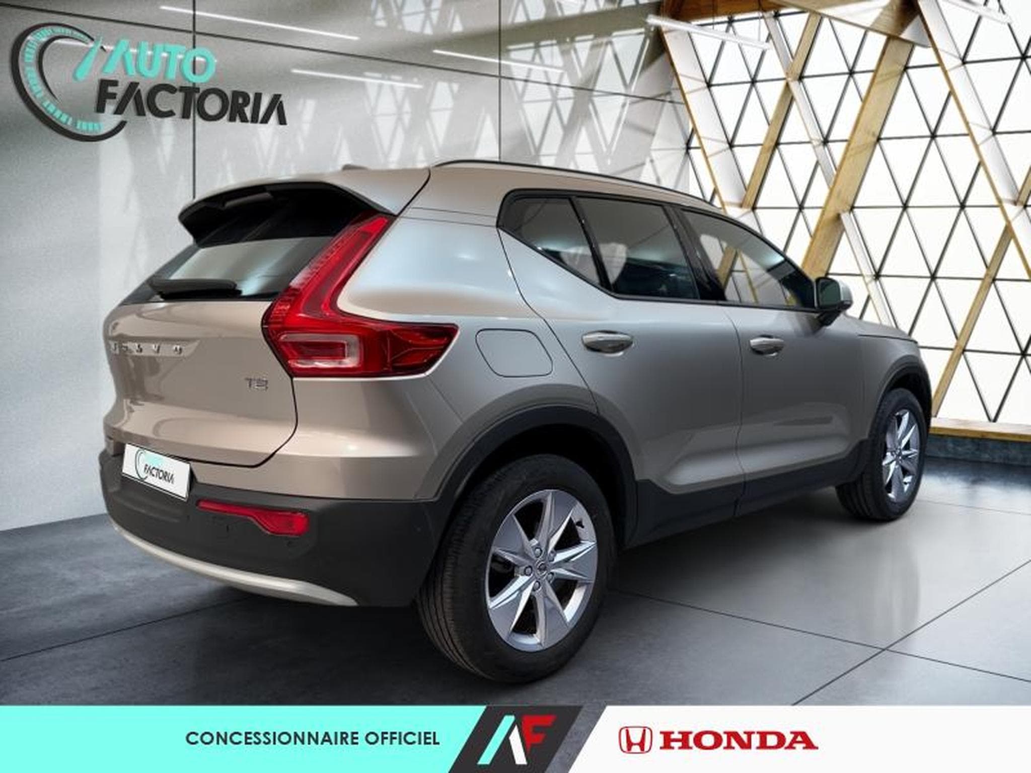 Volvo XC40 -21% T2 129ch Essential Geartronic 8 (2024) - Photo 4