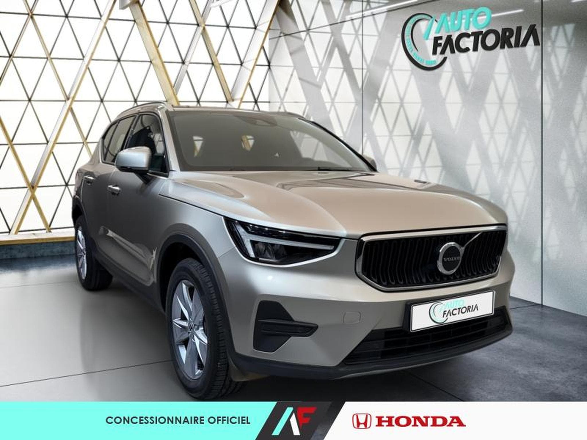 Volvo XC40 -21% T2 129ch Essential Geartronic 8 (2024) - Photo 6