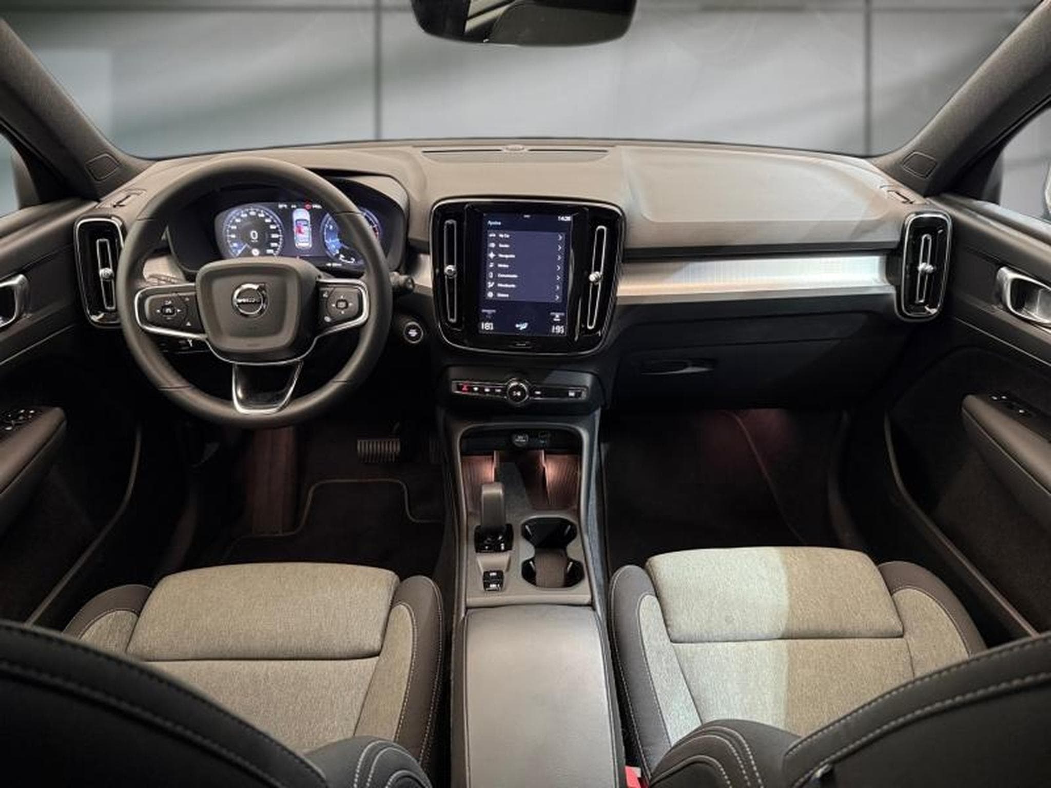 Volvo XC40 -21% T2 129ch Essential Geartronic 8 (2024) - Photo 9