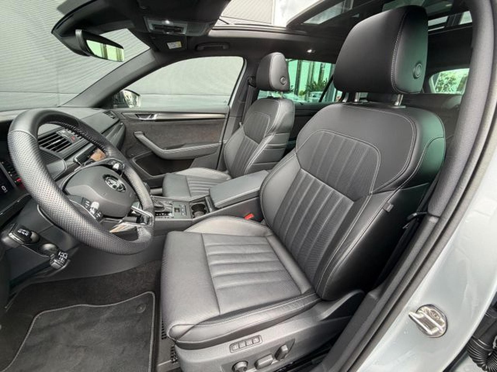 Skoda Superb Superb Kombi 2,0TDi Sportline 4x4 AHK Pano Canto (2023) - Photo 10