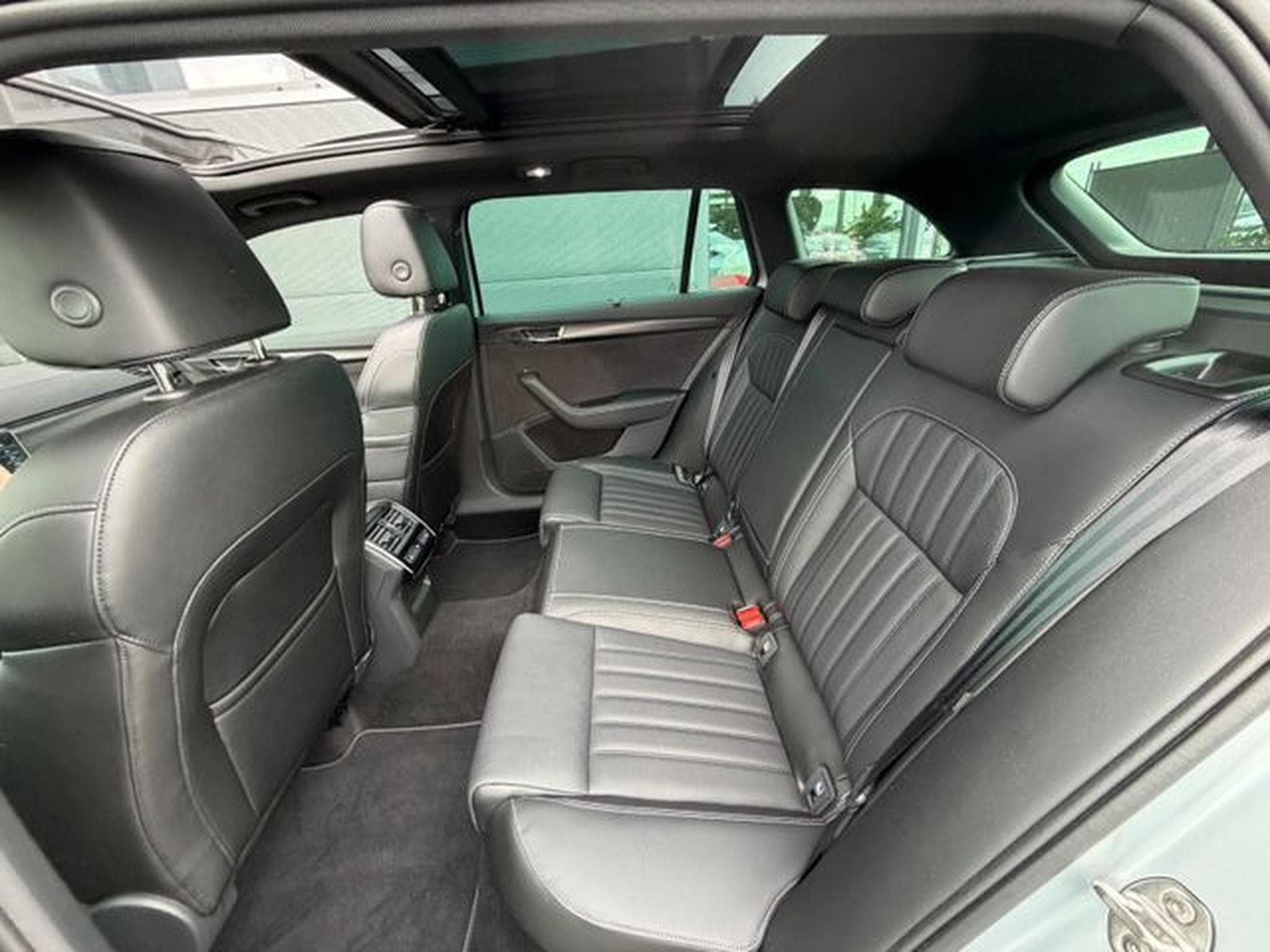 Skoda Superb Superb Kombi 2,0TDi Sportline 4x4 AHK Pano Canto (2023) - Photo 15
