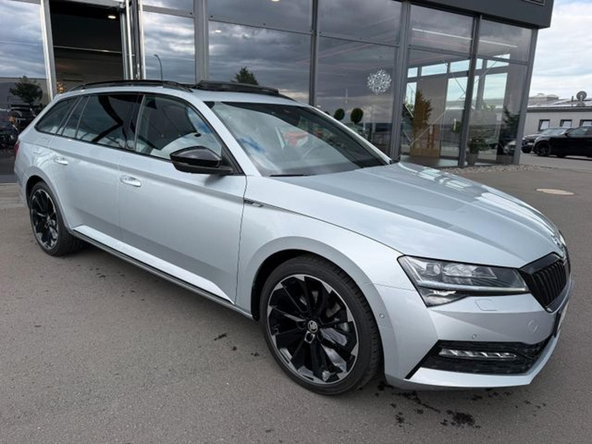 Skoda Superb Superb Kombi 2,0TDi Sportline 4x4 AHK Pano Canto (2023) - Photo 4