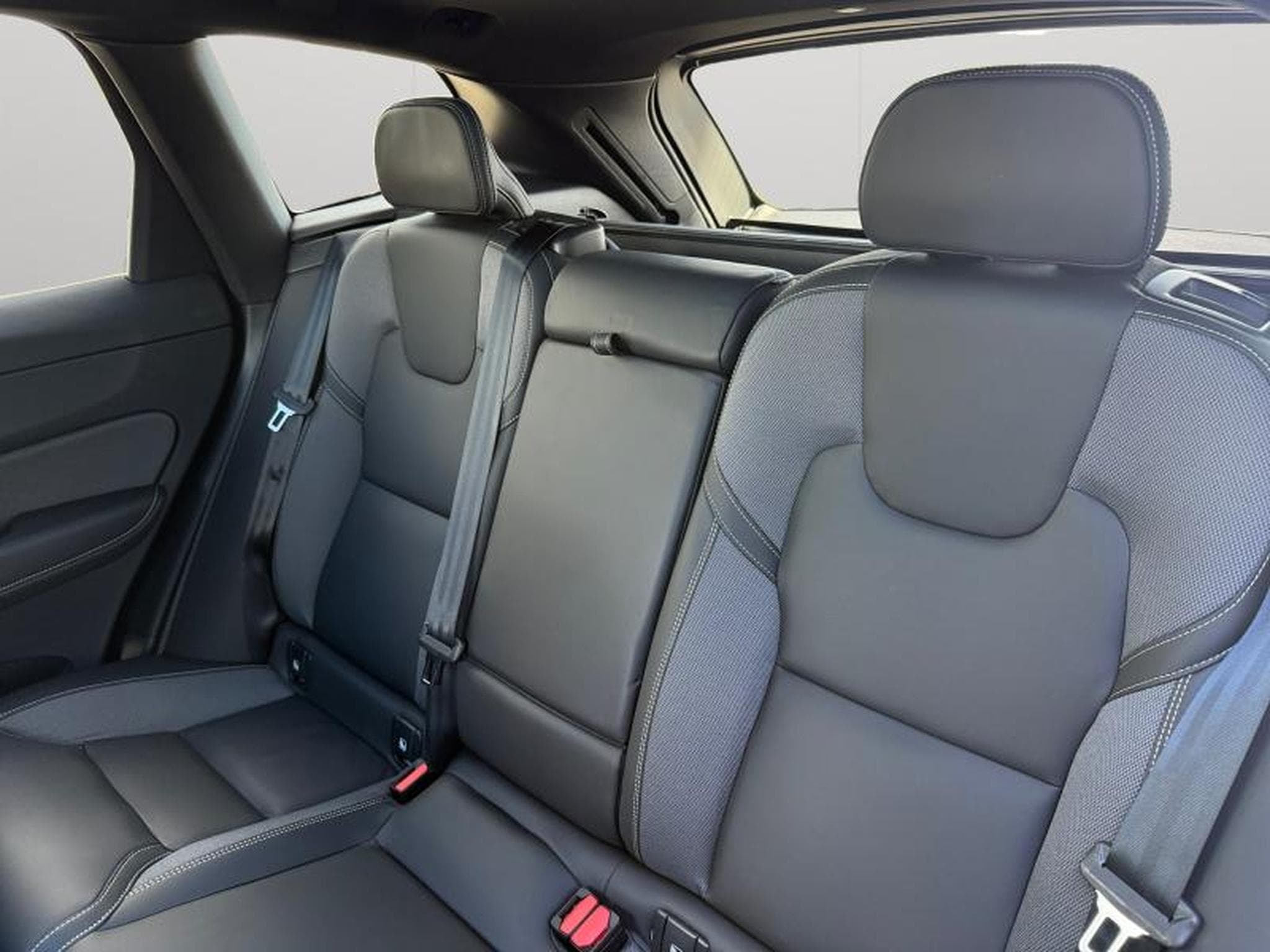Volvo XC60 T6 Black Edition / Hybride (2024) - Photo 13