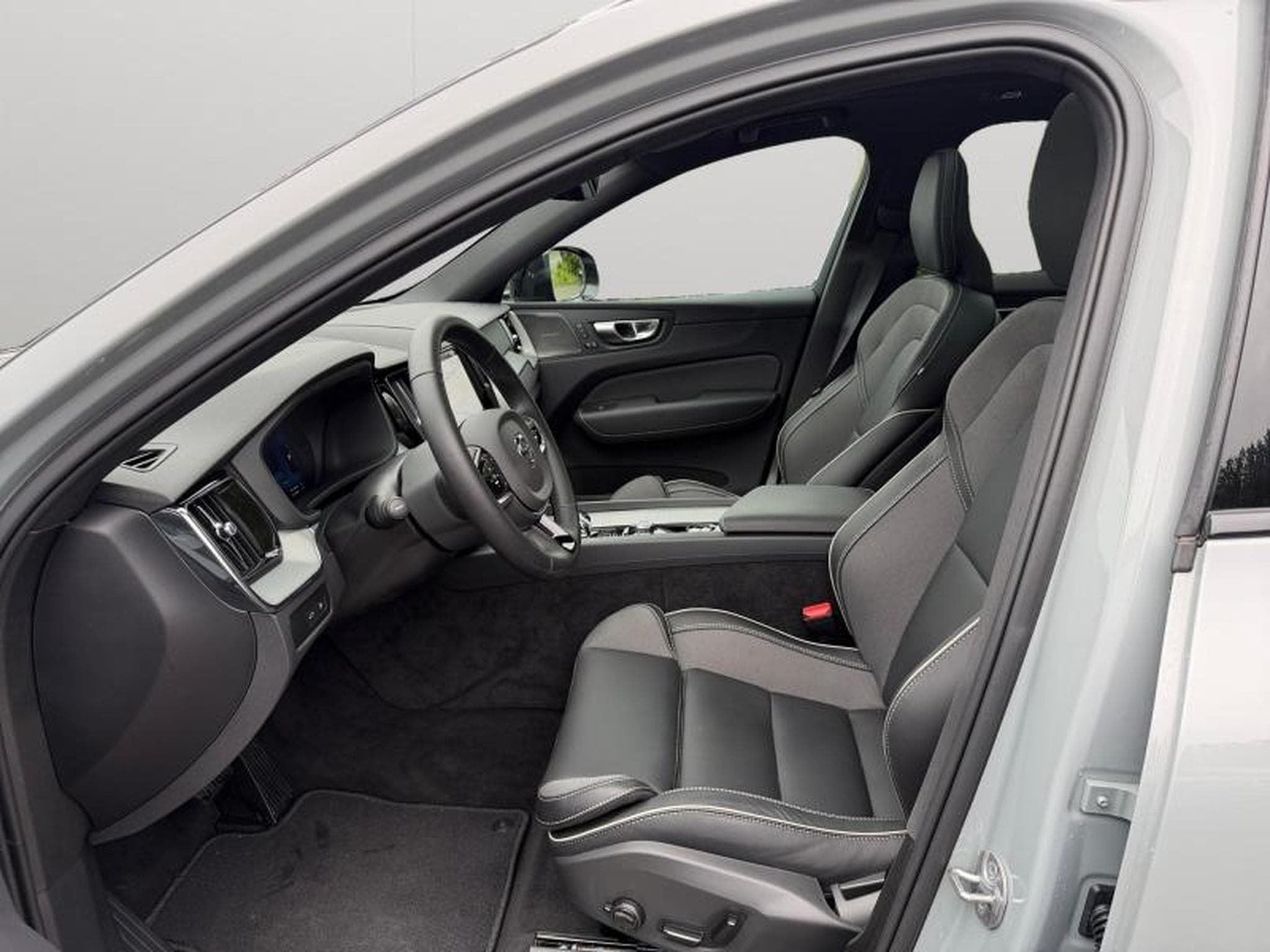 Volvo XC60 T6 Plus Dark / Hybride KIT HIVER INCLUS (2025) - Photo 10