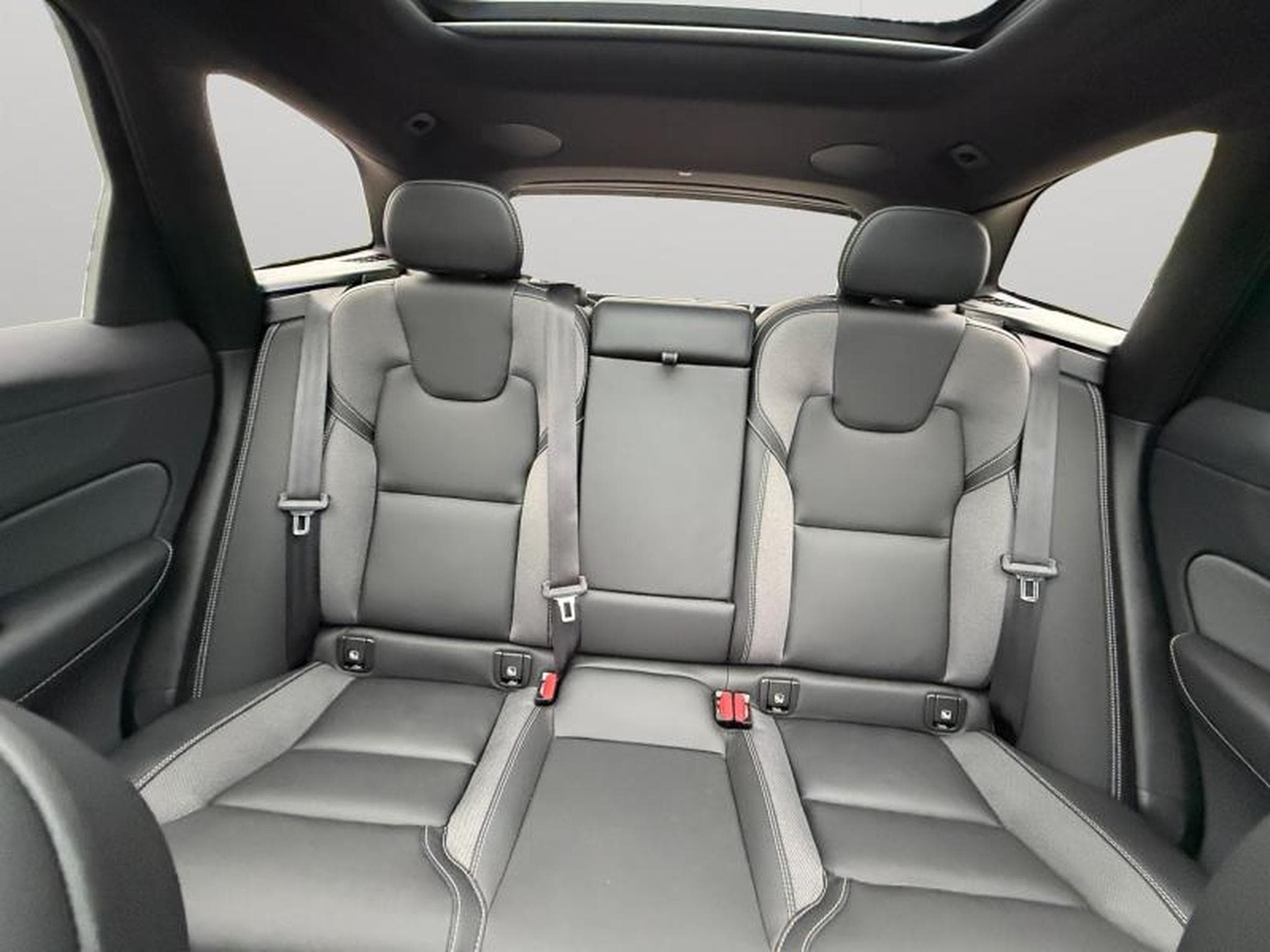 Volvo XC60 T6 Plus Dark / Hybride KIT HIVER INCLUS (2025) - Photo 13