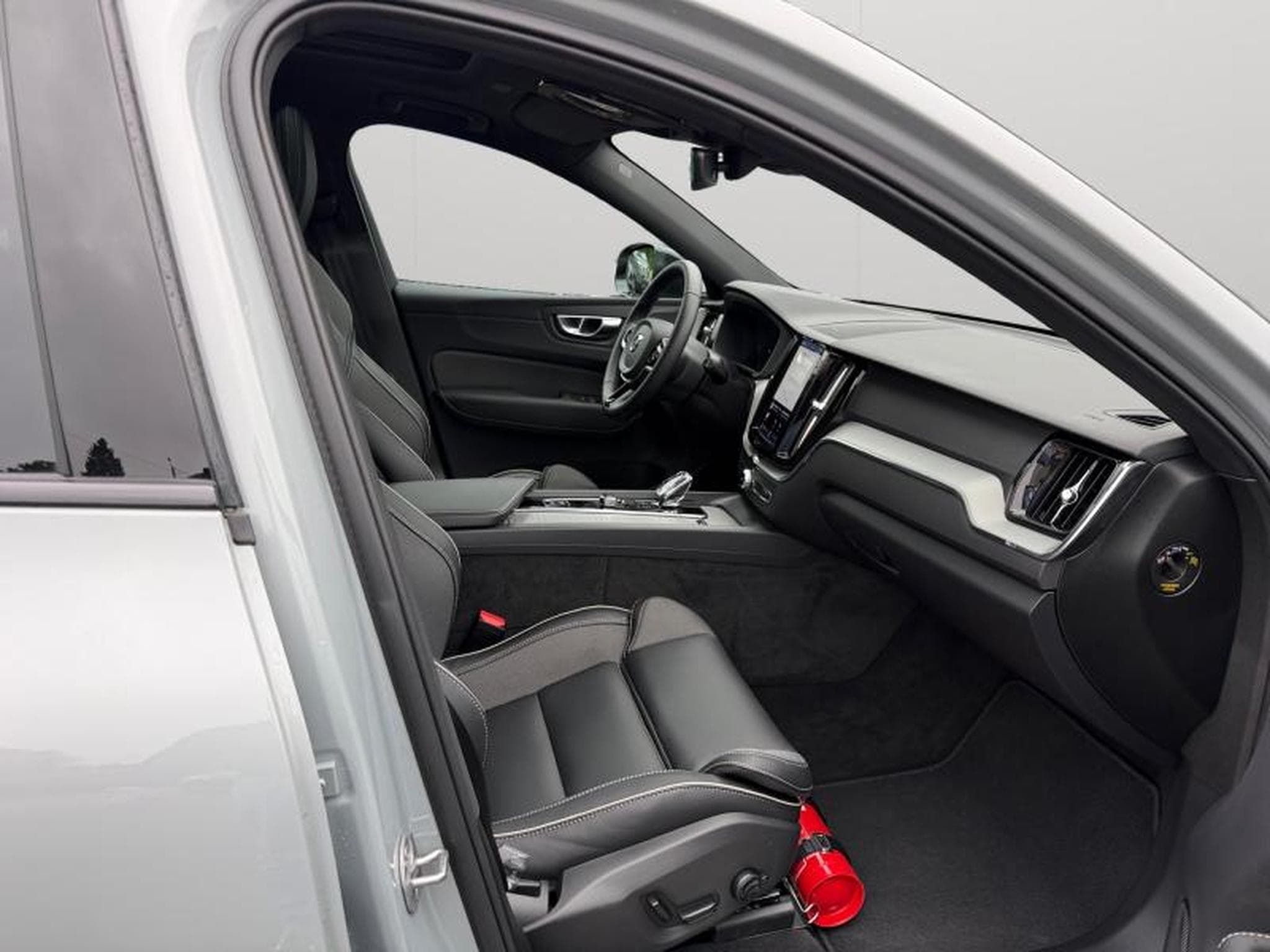 Volvo XC60 T6 Plus Dark / Hybride KIT HIVER INCLUS (2025) - Photo 15