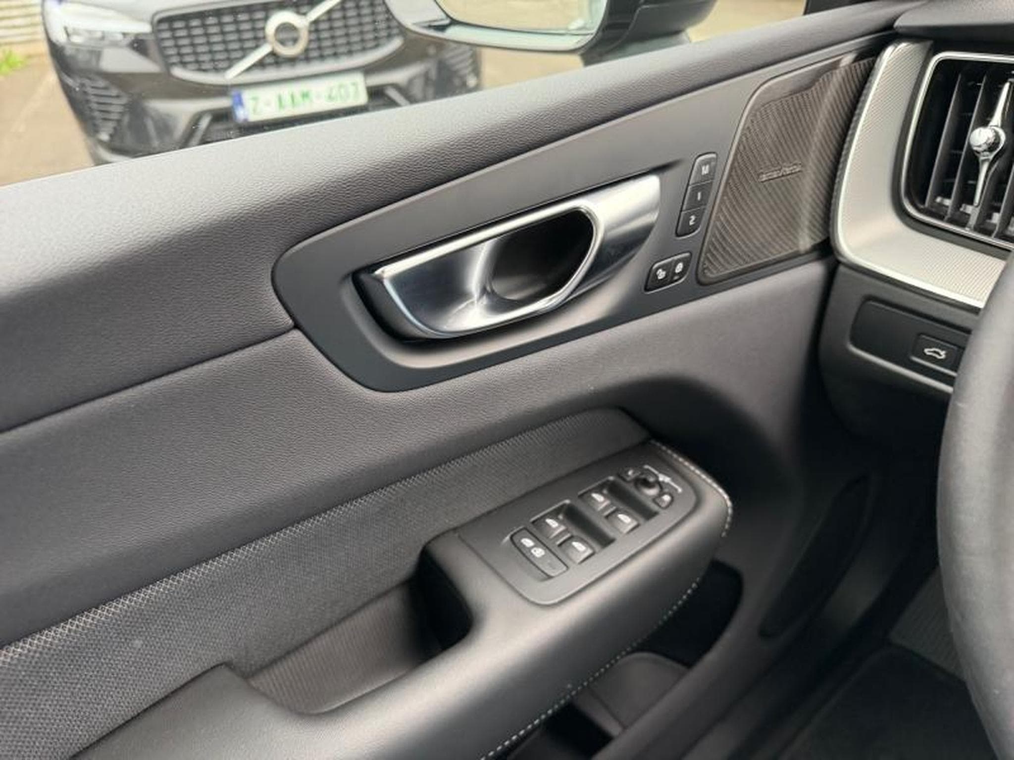 Volvo XC60 T6 Plus Dark / Hybride KIT HIVER INCLUS (2025) - Photo 20