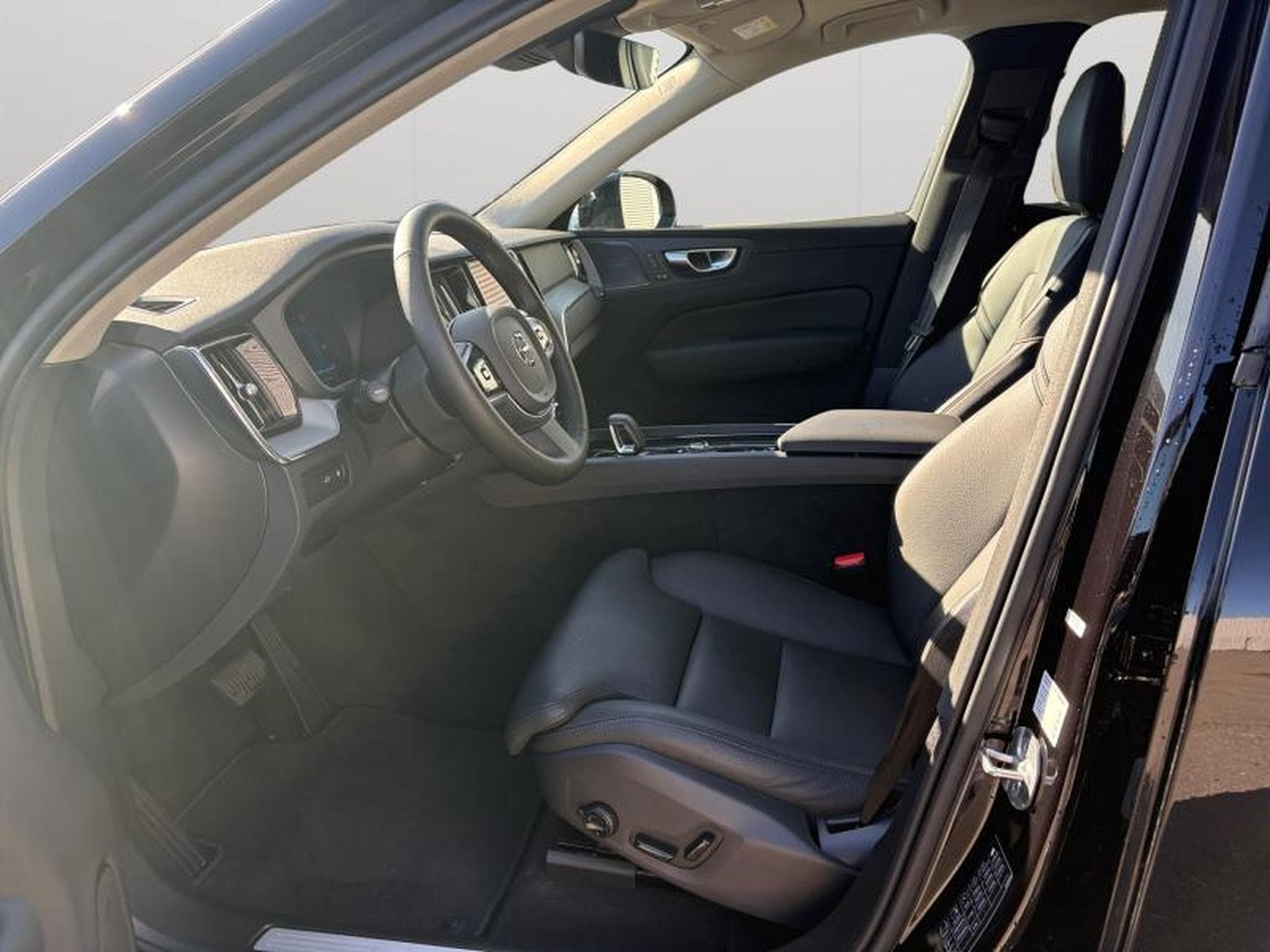 Volvo XC60 T8 Plus Dark / Hybride KIT HIVER INCLUS (2025) - Photo 10