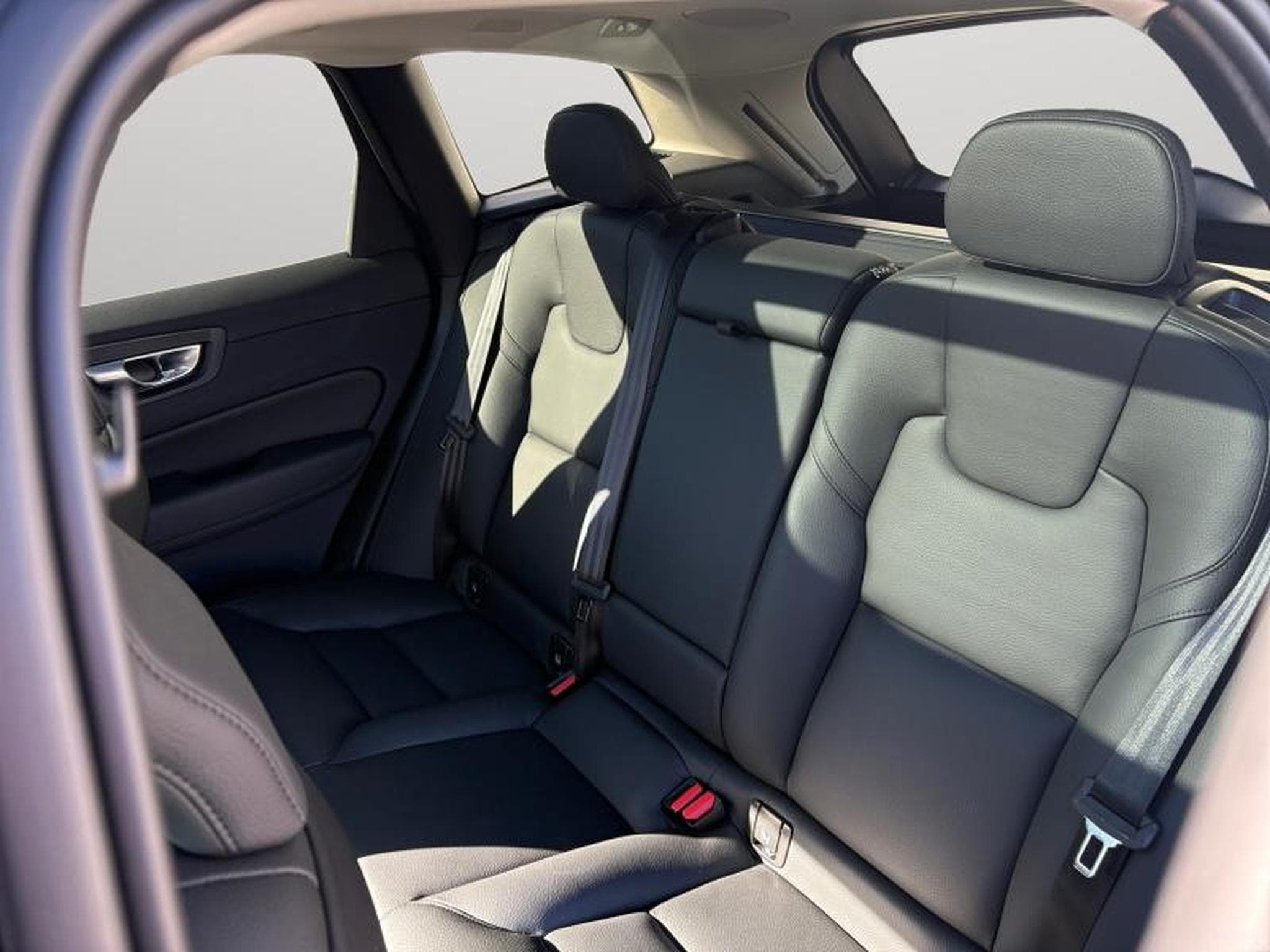 Volvo XC60 T8 Plus Dark / Hybride KIT HIVER INCLUS (2025) - Photo 13