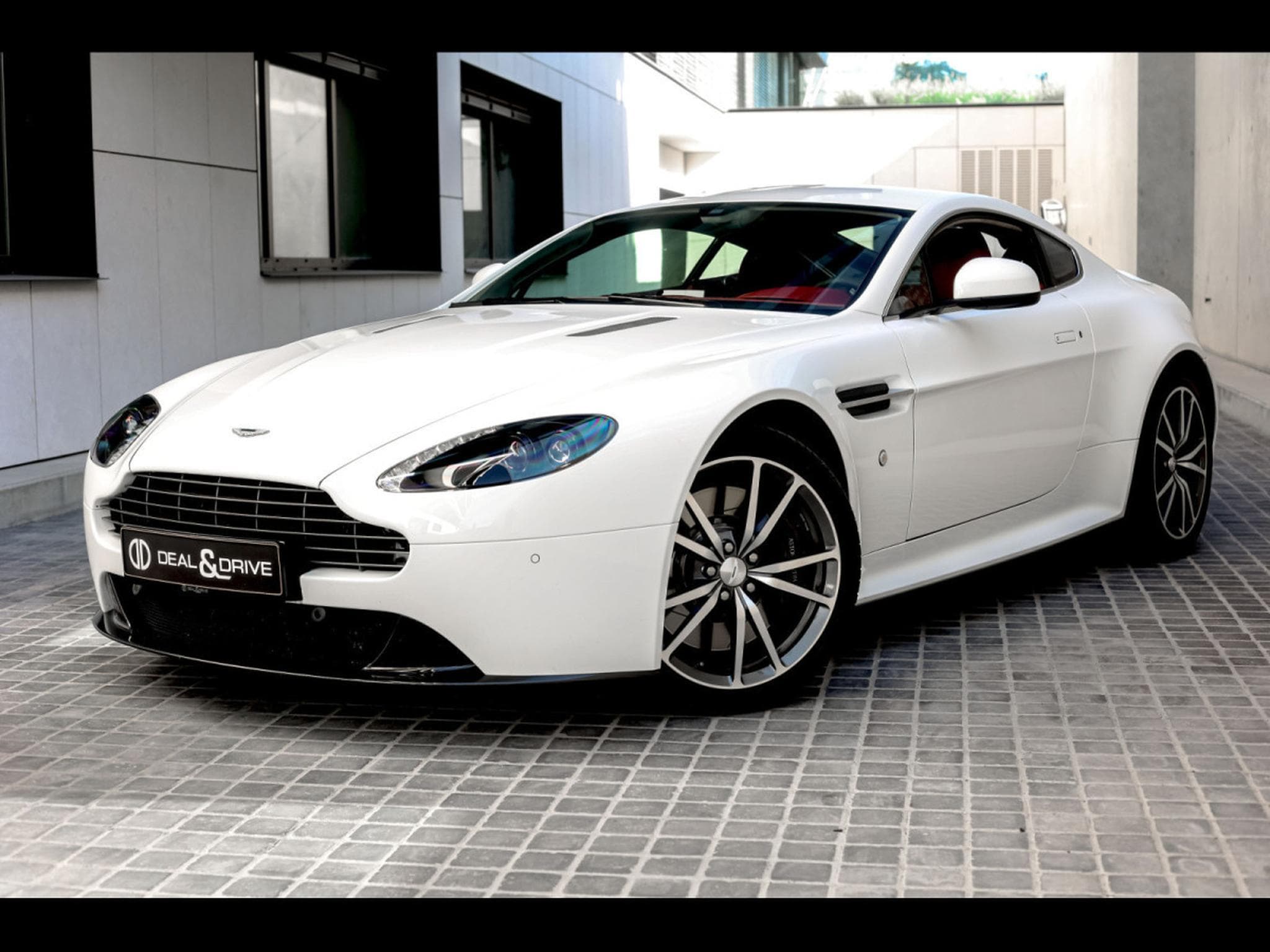Aston-Martin V8 Vantage COUPE SPORTSHIFT II - STRATUS WHITE METALLIC (2017) - Photo 1