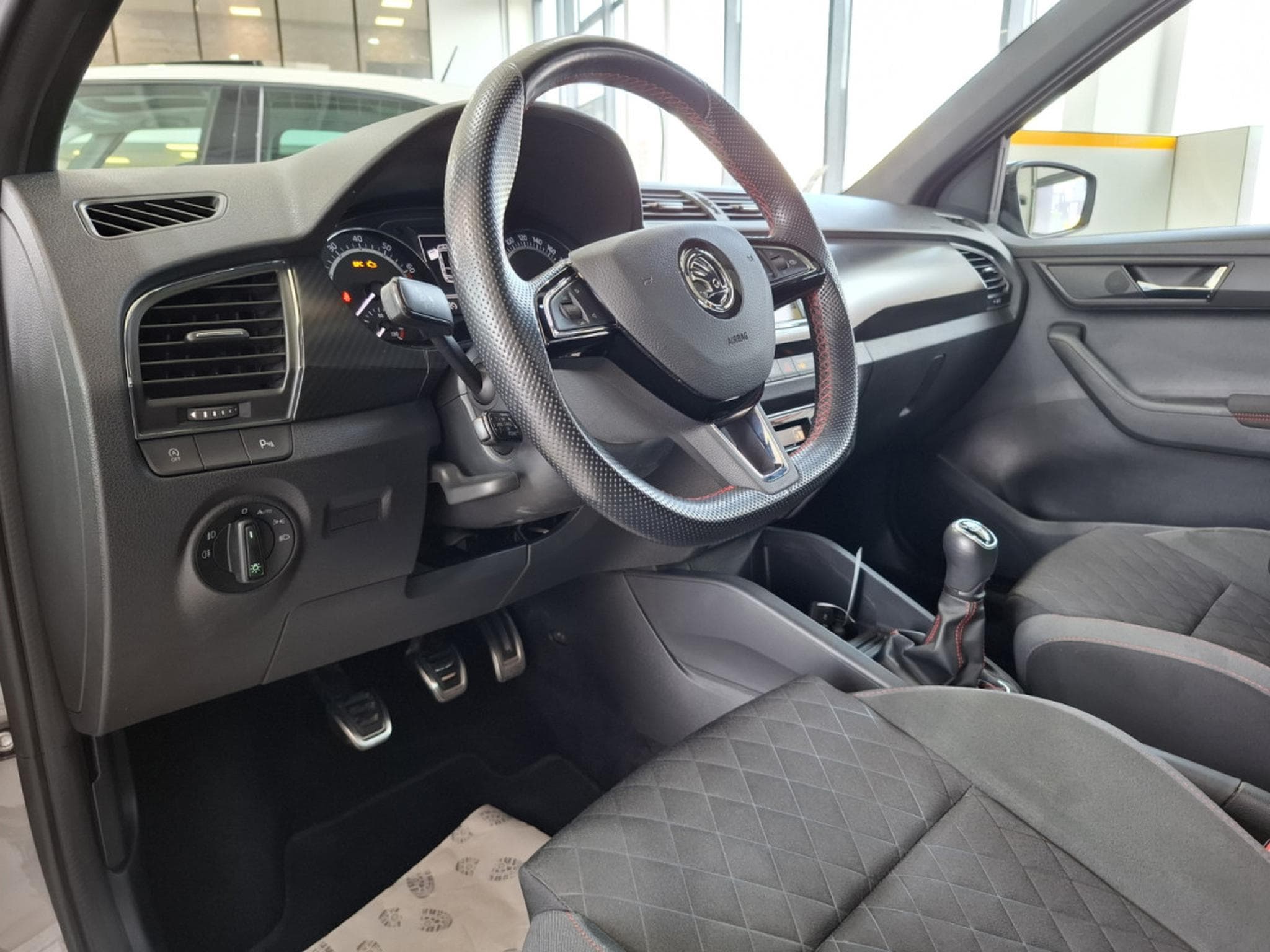 Skoda Fabia 1.0 TSI  MONTE CARLO, LED, CAMERA, PANORAMIQUE, ALU 17'',NAV (2019) - Photo 6