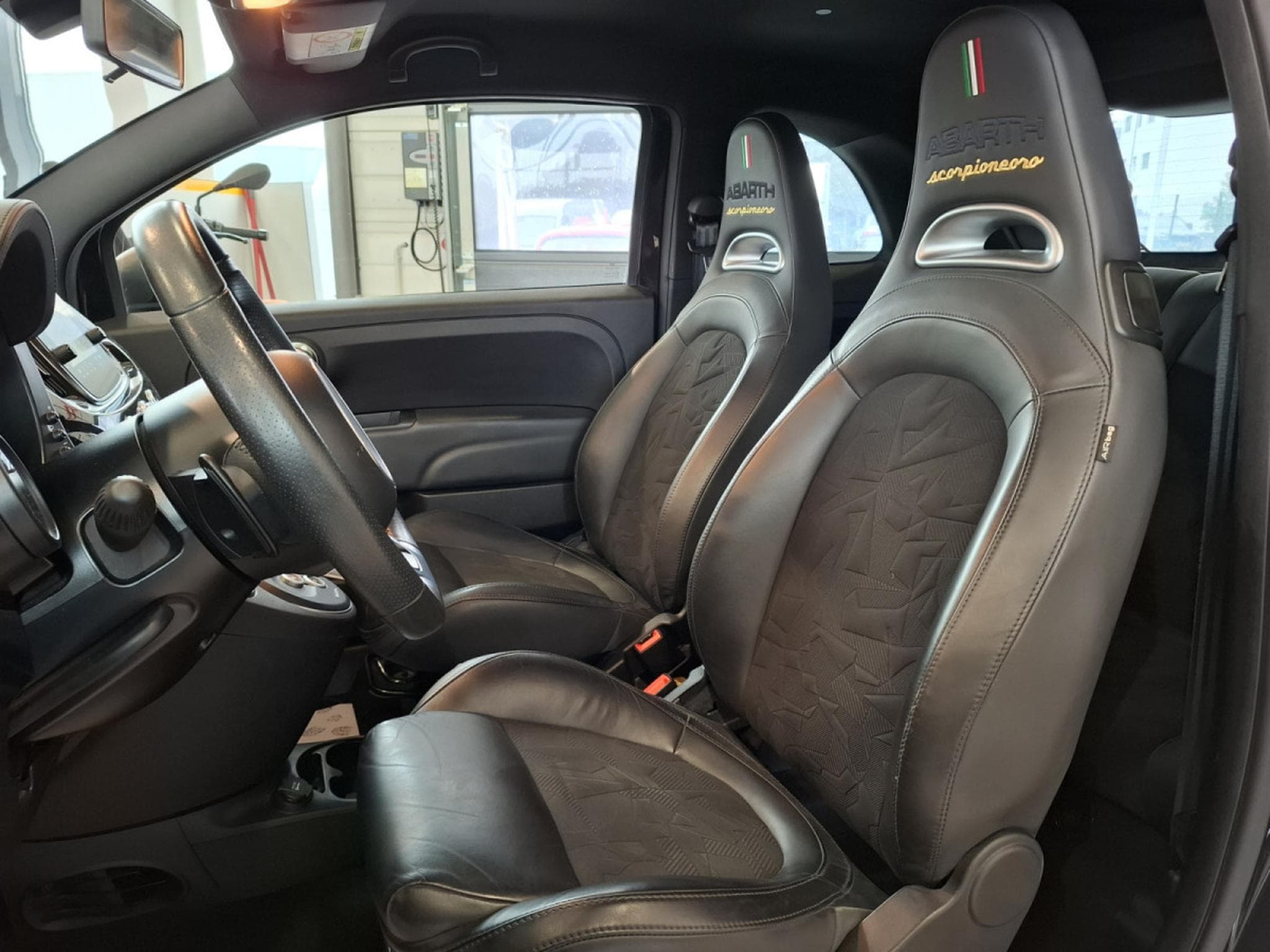Abarth 595 1.4 T-JET 165 SCORPIONEORO 1 OF 2000 BEATS CUIR NAVI 1 HAND (2020) - Photo 7