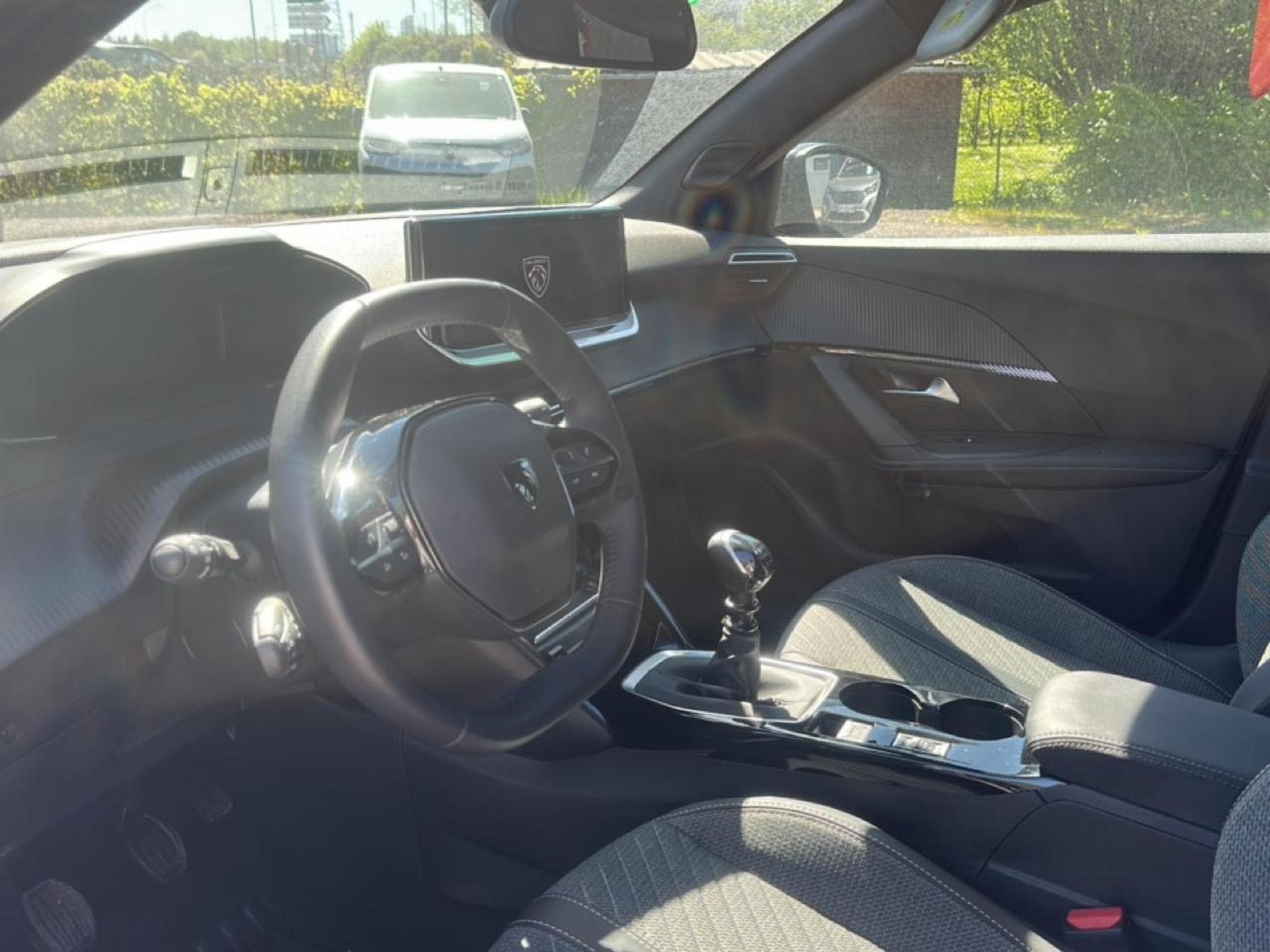 Peugeot 2008 1.2 100 ALLURE (2025) - Photo 15
