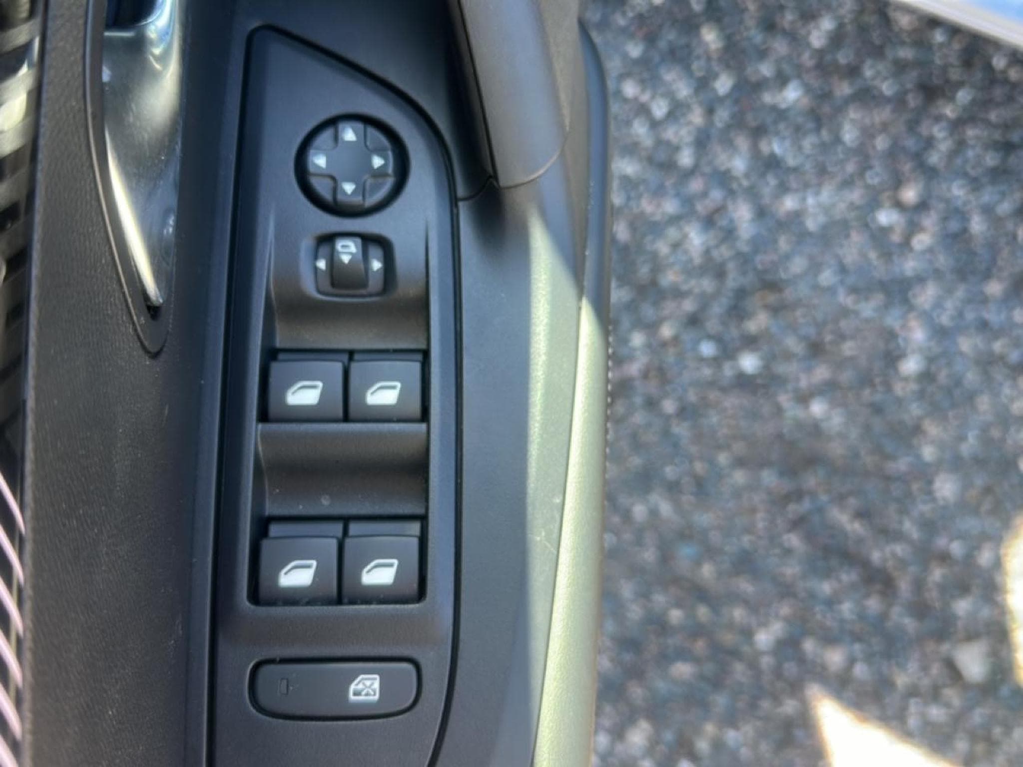 Peugeot 2008 1.2 100 ALLURE (2025) - Photo 19