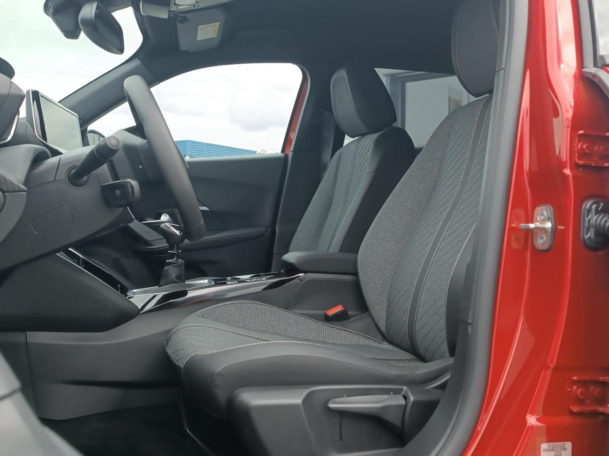 Peugeot 2008 1.2 100 ALLURE (2025) - Photo 10