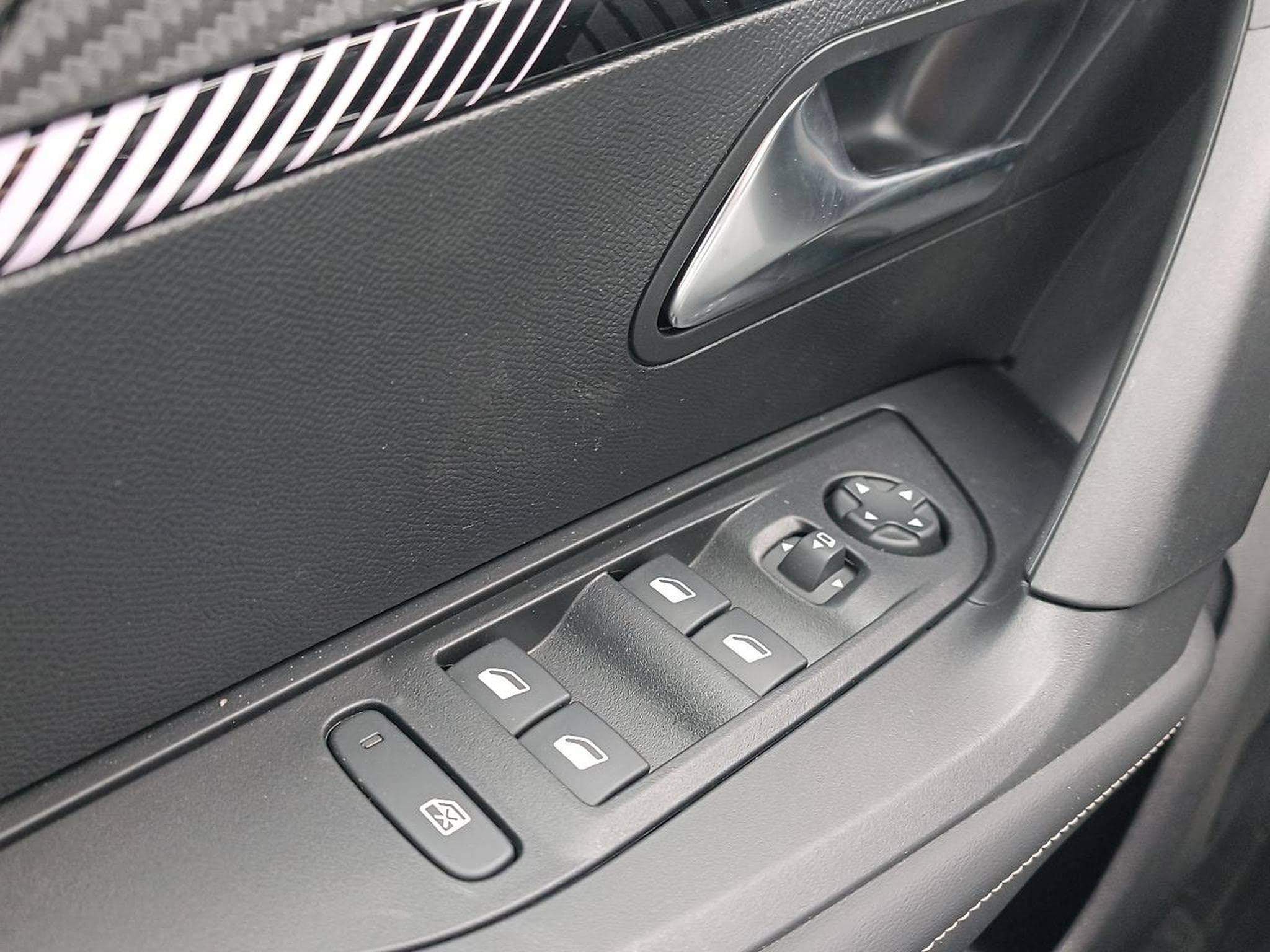 Peugeot 2008 1.2 100 ALLURE (2025) - Photo 11
