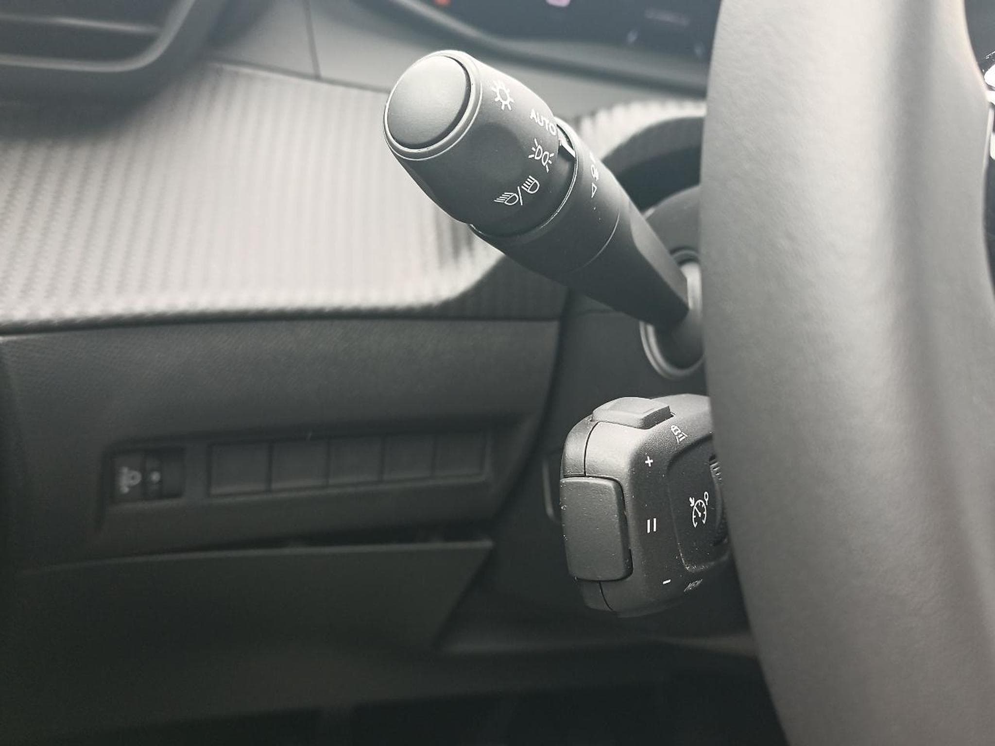 Peugeot 2008 1.2 100 ALLURE (2025) - Photo 14
