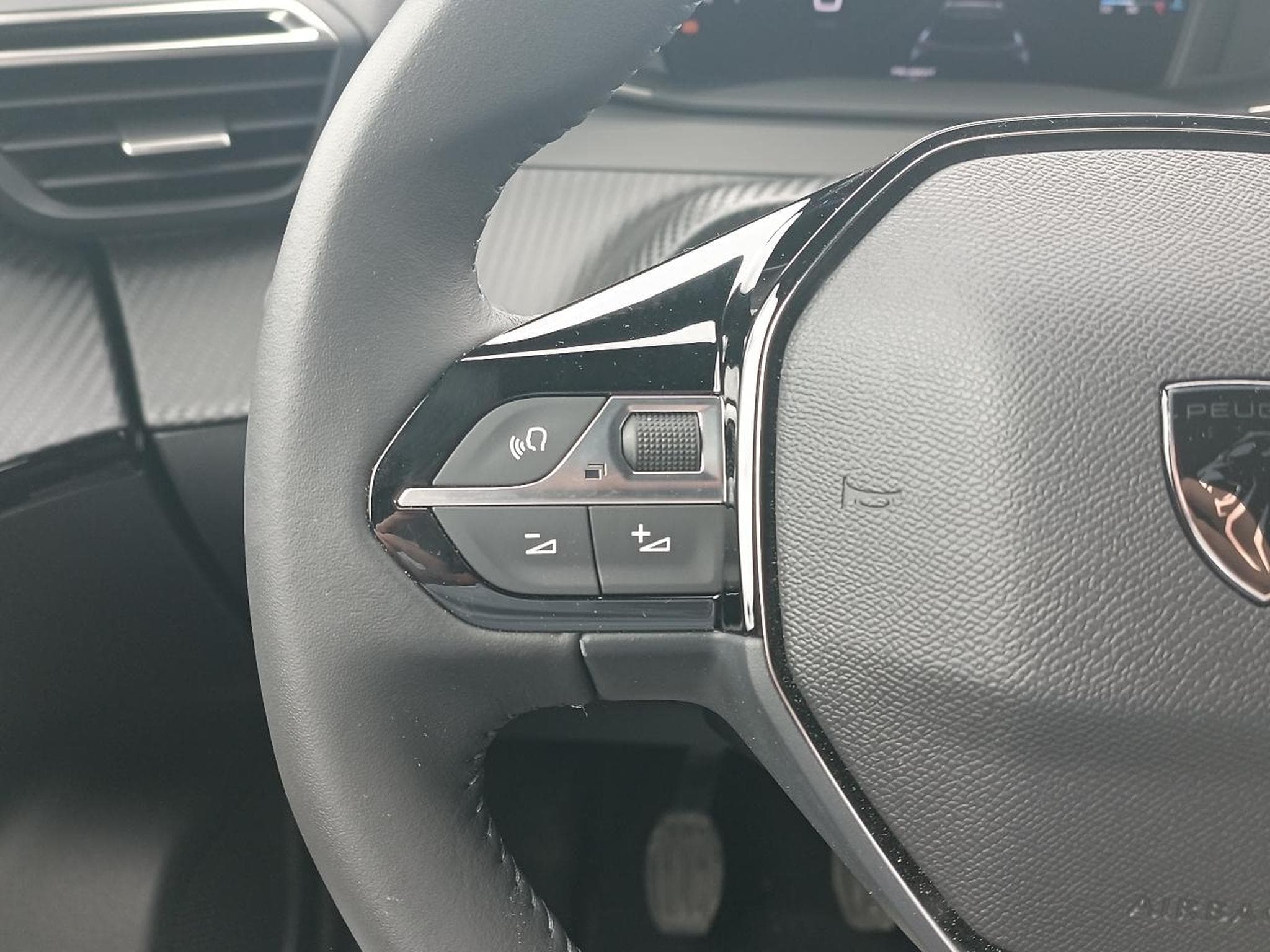 Peugeot 2008 1.2 100 ALLURE (2025) - Photo 15