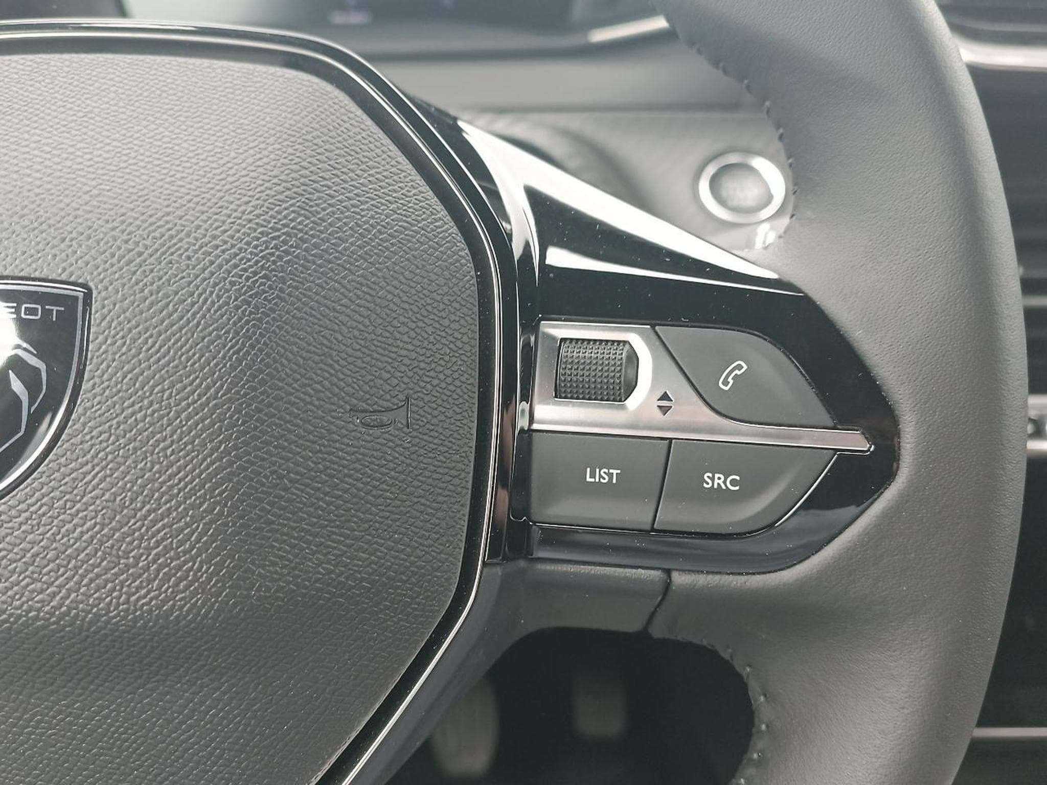 Peugeot 2008 1.2 100 ALLURE (2025) - Photo 17