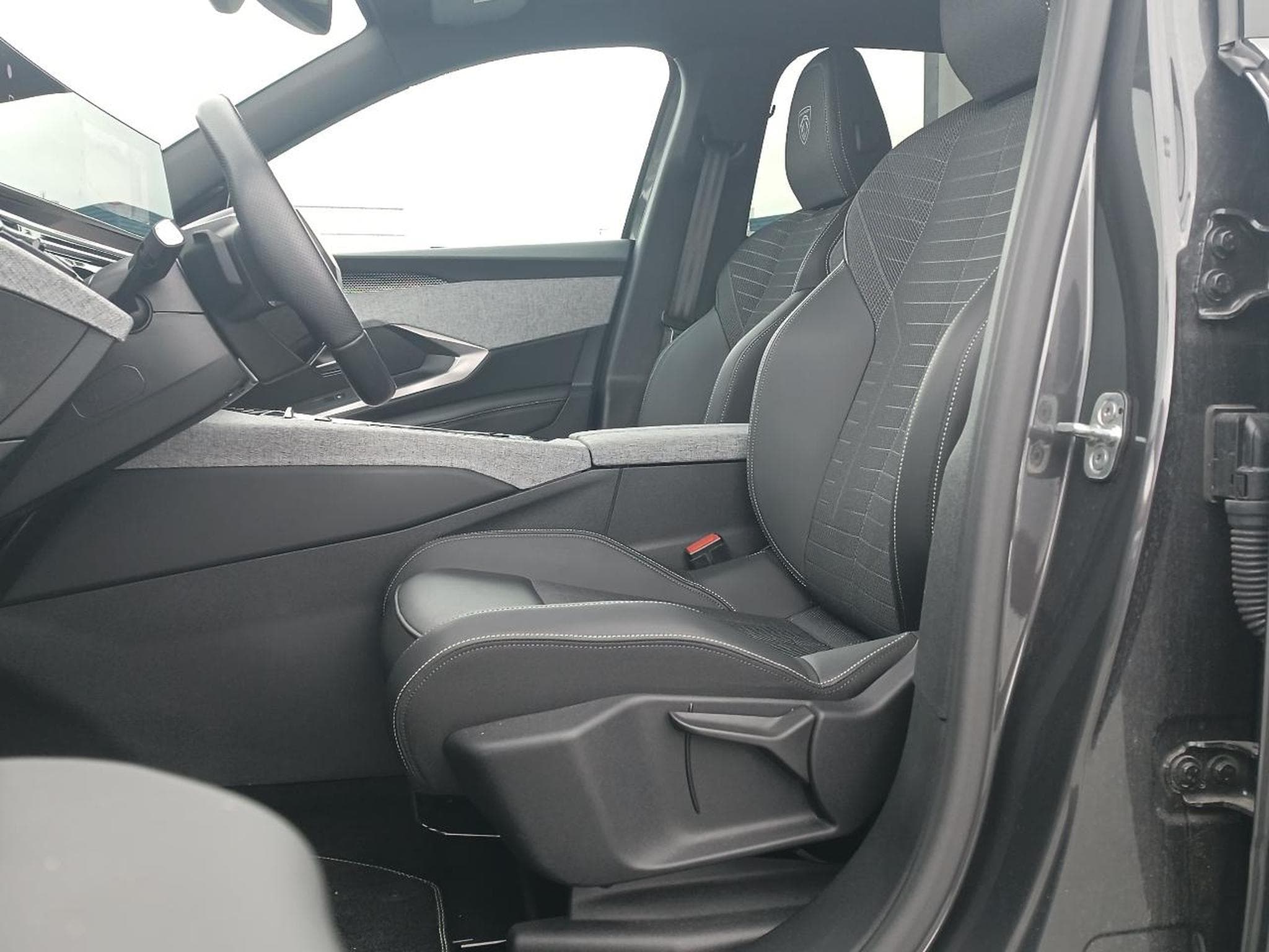 Peugeot 3008 1.2 HYBRID 145 GT E-DCS6 (2025) - Photo 10
