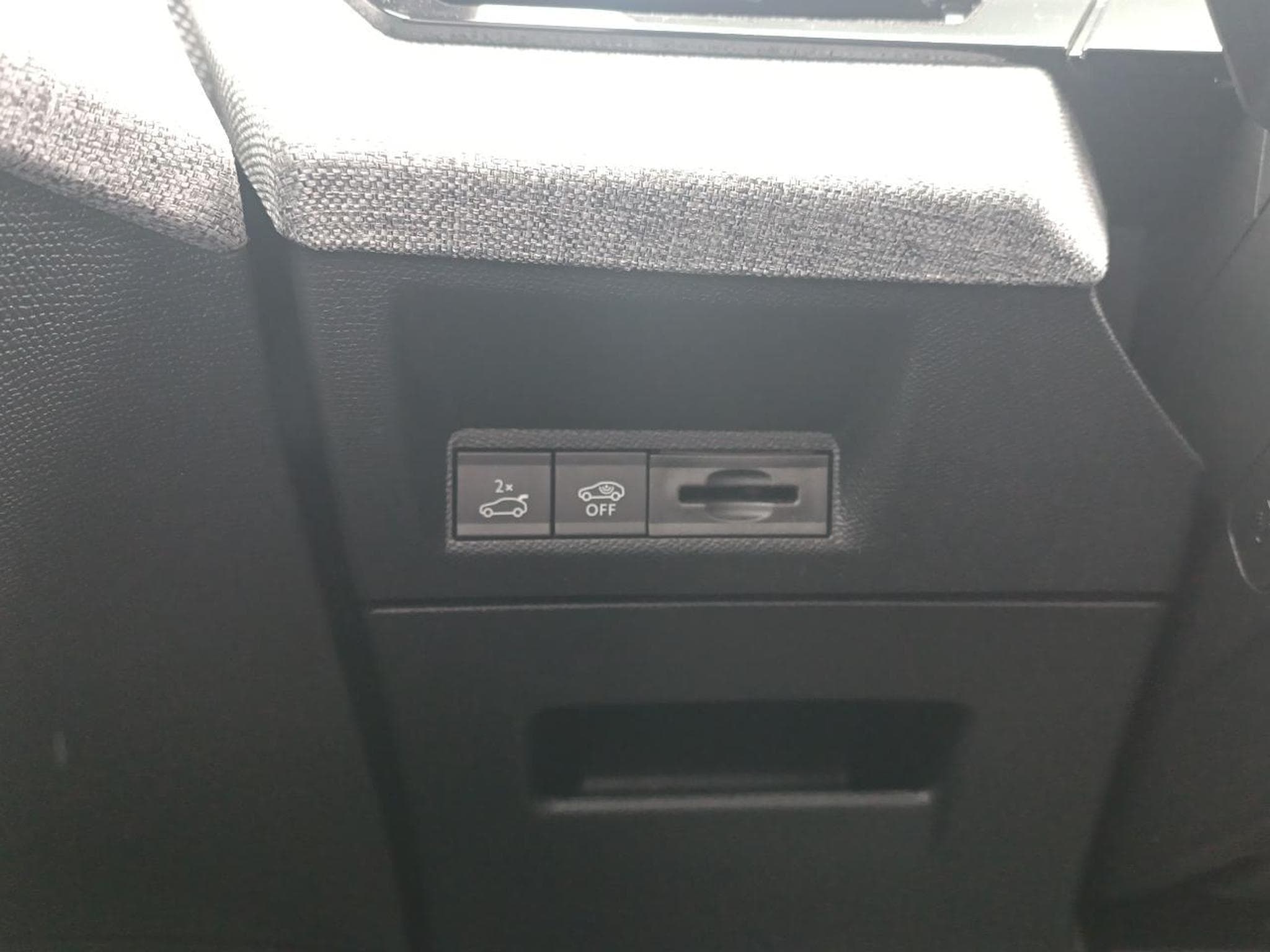 Peugeot 3008 1.2 HYBRID 145 GT E-DCS6 (2025) - Photo 12