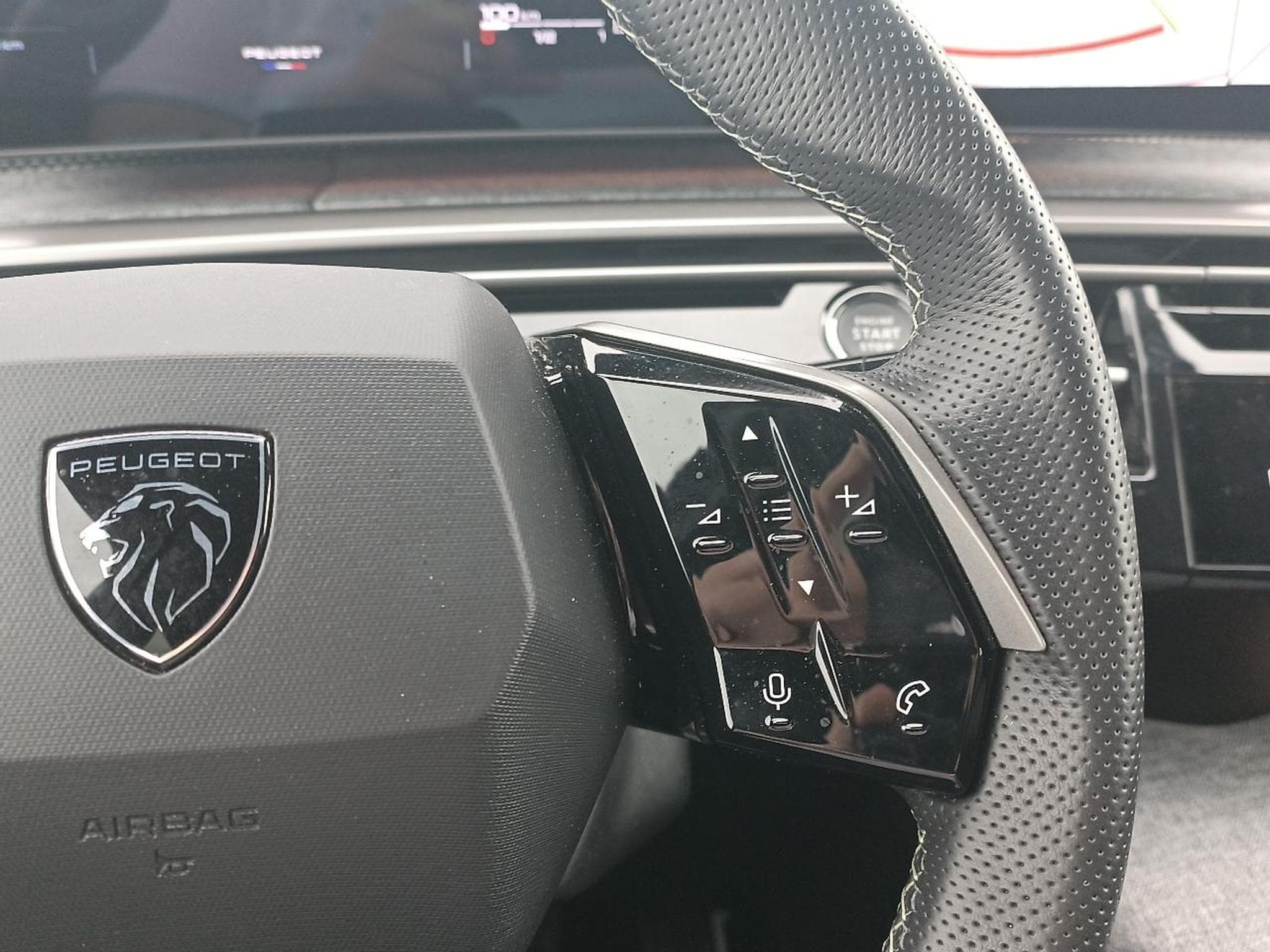 Peugeot 3008 1.2 HYBRID 145 GT E-DCS6 (2025) - Photo 17