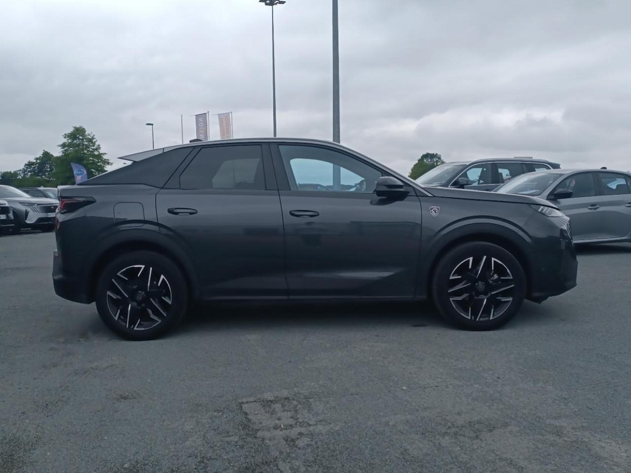 Peugeot 3008 1.2 HYBRID 145 GT E-DCS6 (2025) - Photo 4