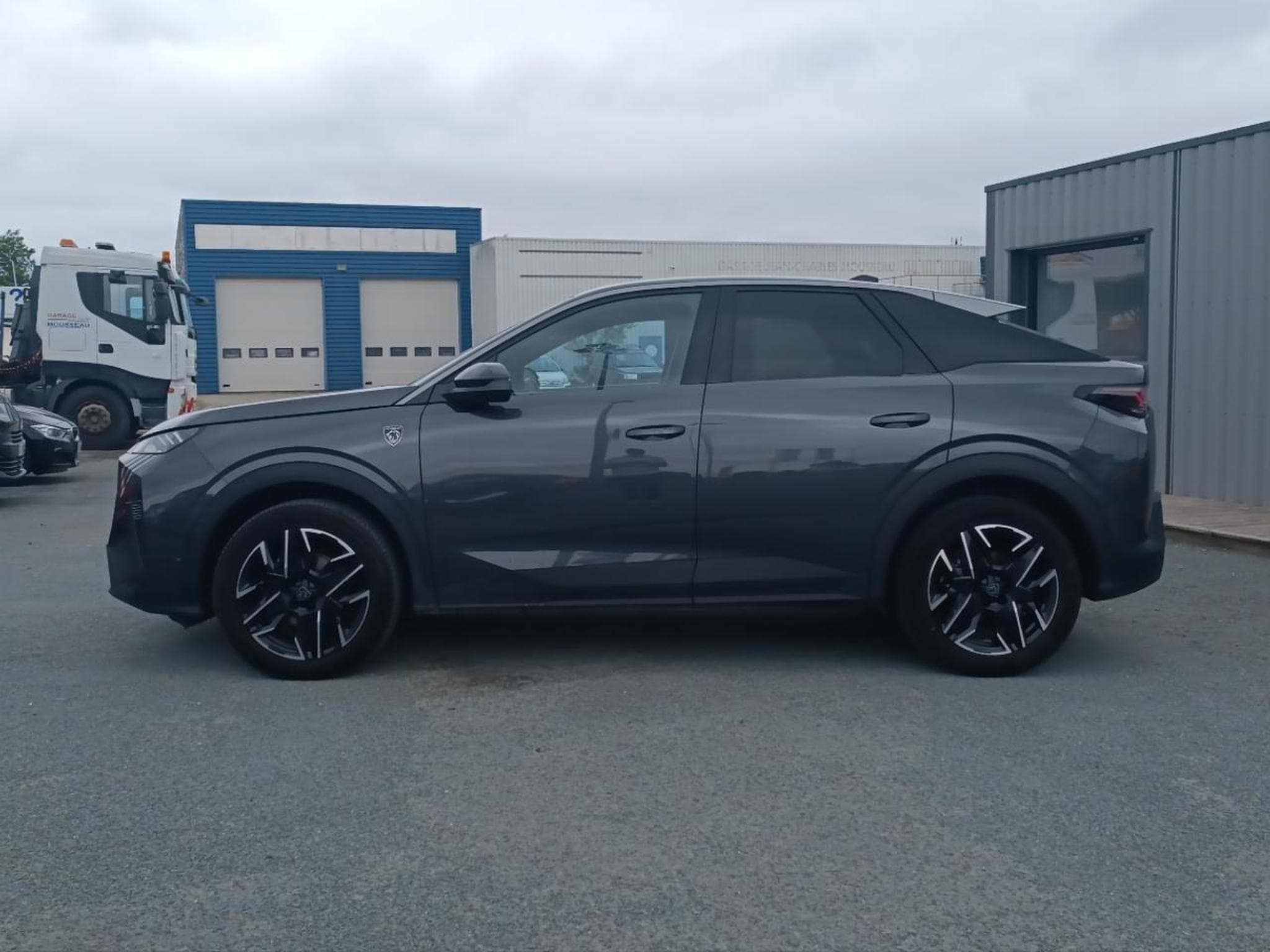 Peugeot 3008 1.2 HYBRID 145 GT E-DCS6 (2025) - Photo 8
