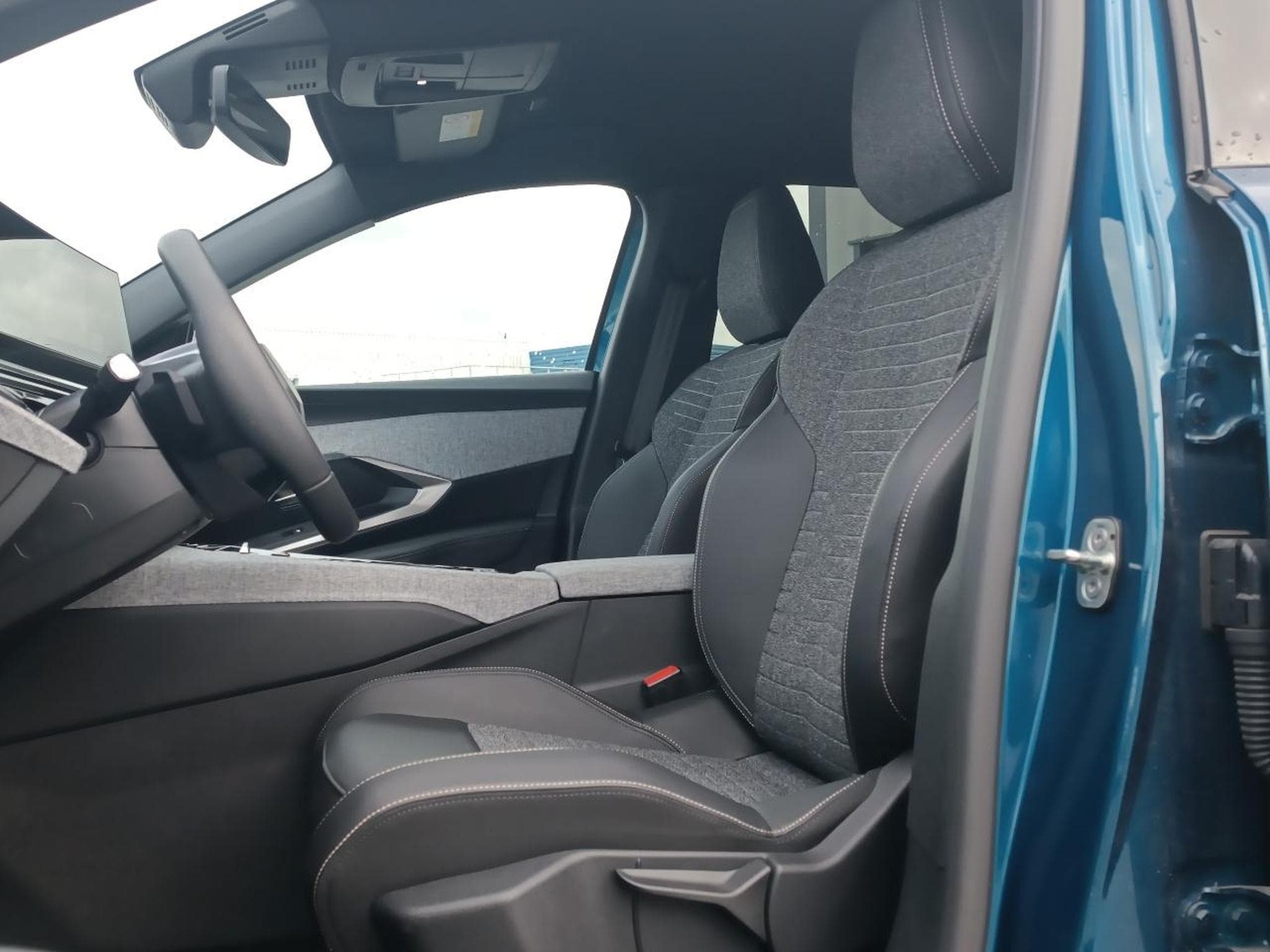 Peugeot 3008 1.2 HYBRID 145 ALLURE E-DCS6 (2025) - Photo 10