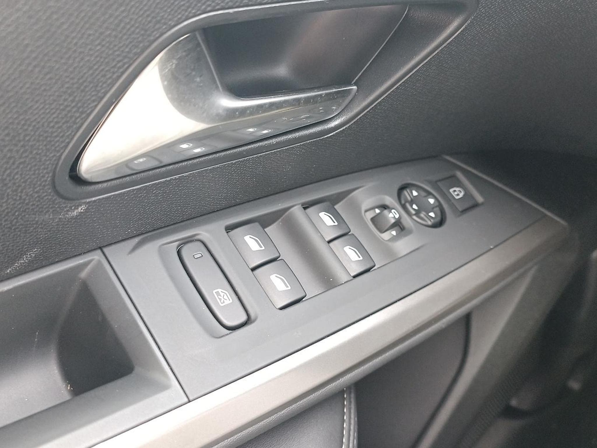 Peugeot 3008 1.2 HYBRID 145 ALLURE E-DCS6 (2025) - Photo 11