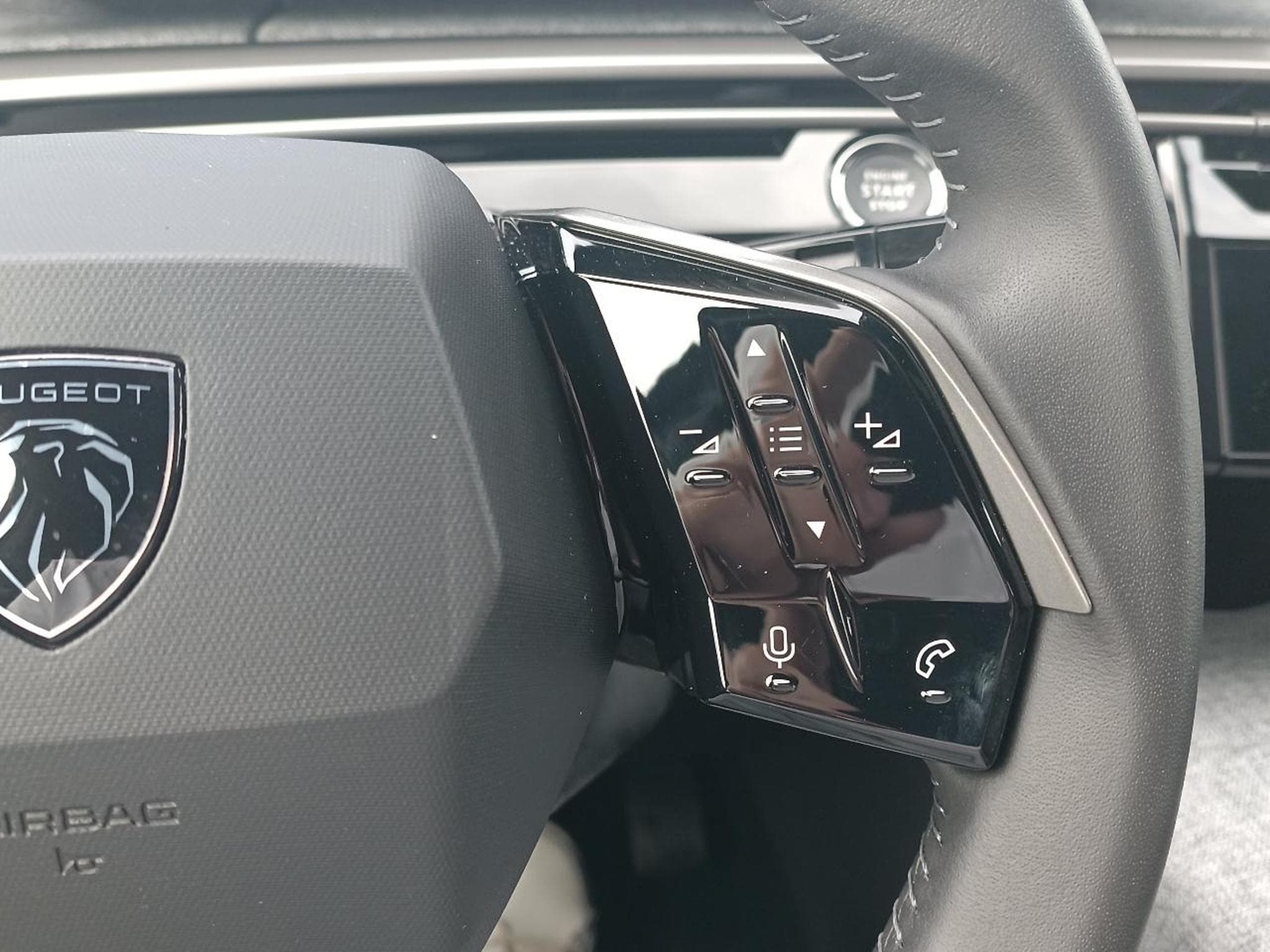 Peugeot 3008 1.2 HYBRID 145 ALLURE E-DCS6 (2025) - Photo 17