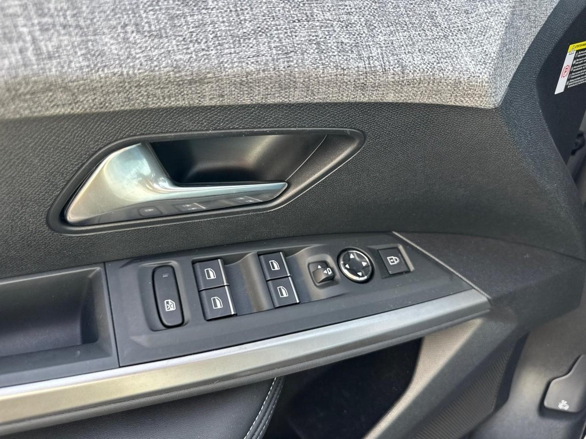 Peugeot 3008 1.2 HYBRID 145 GT E-DCS6 (2025) - Photo 17
