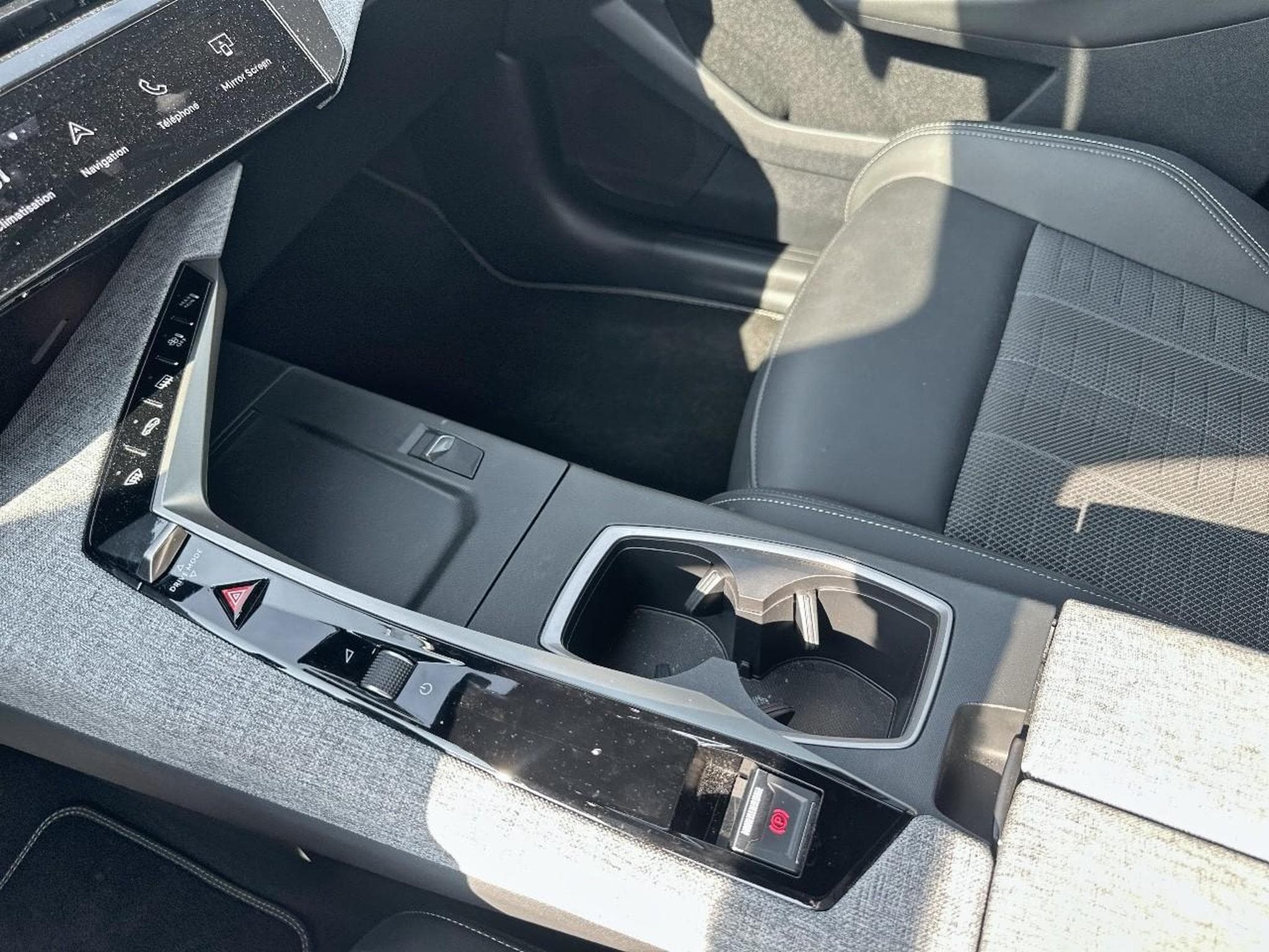 Peugeot 3008 1.2 HYBRID 145 GT E-DCS6 (2025) - Photo 19
